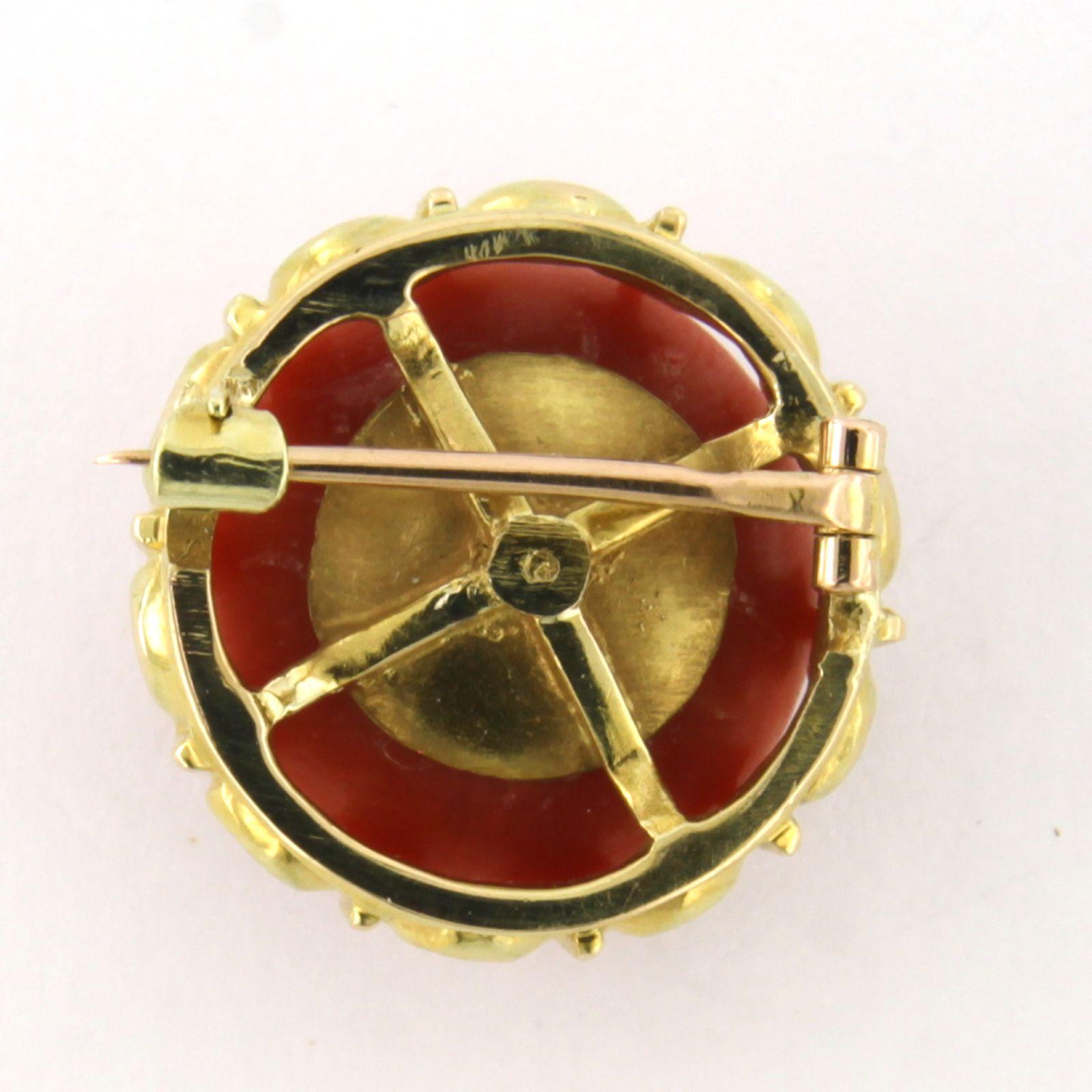 Cabochon 14k yellow gold brooch with coral – 8.7 grams For Sale