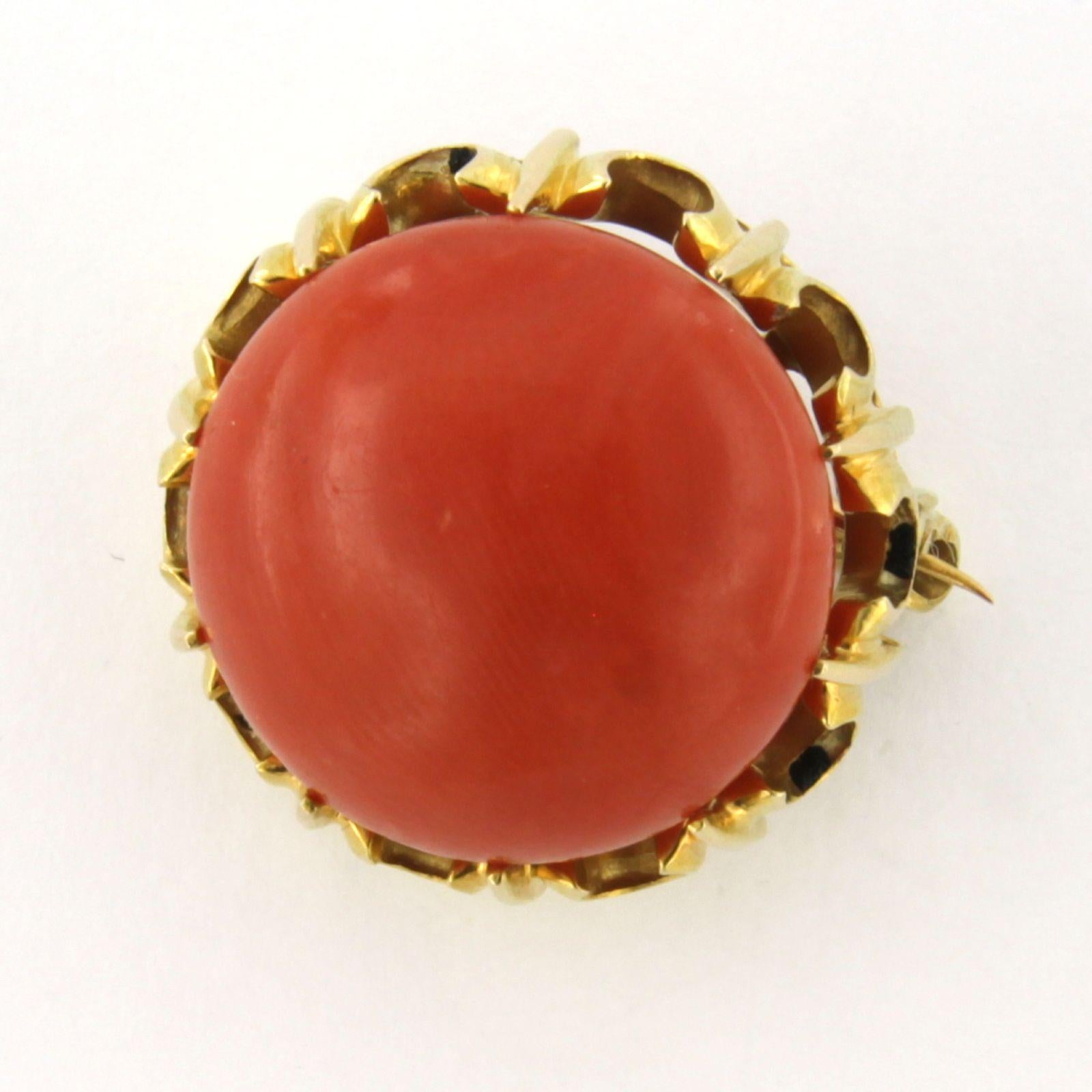 14k yellow gold brooch with coral – 8.7 grams In Excellent Condition For Sale In The Hague, ZH