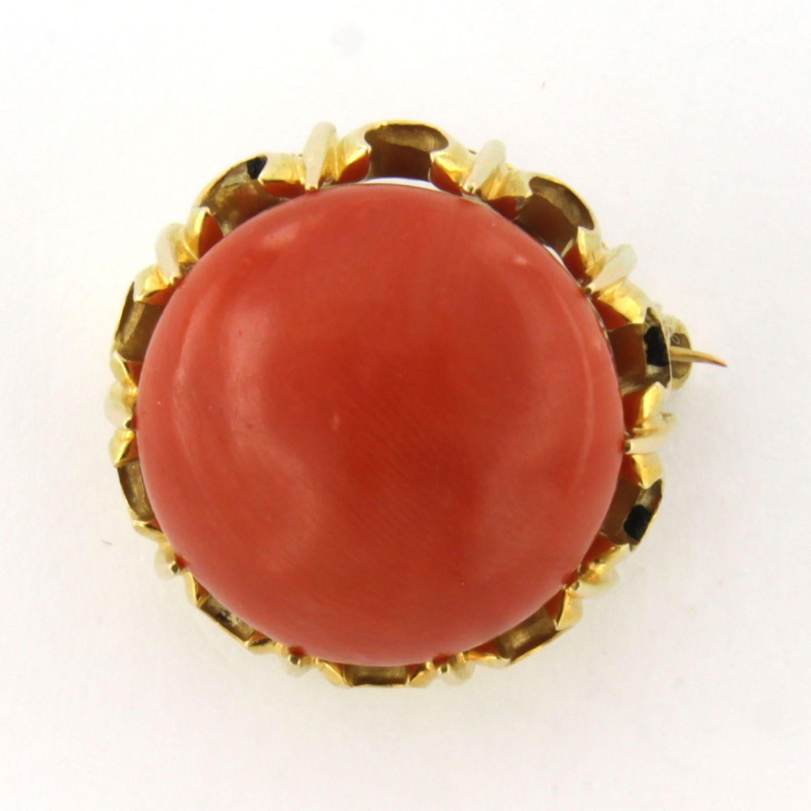 Women's 14k yellow gold brooch with coral – 8.7 grams For Sale