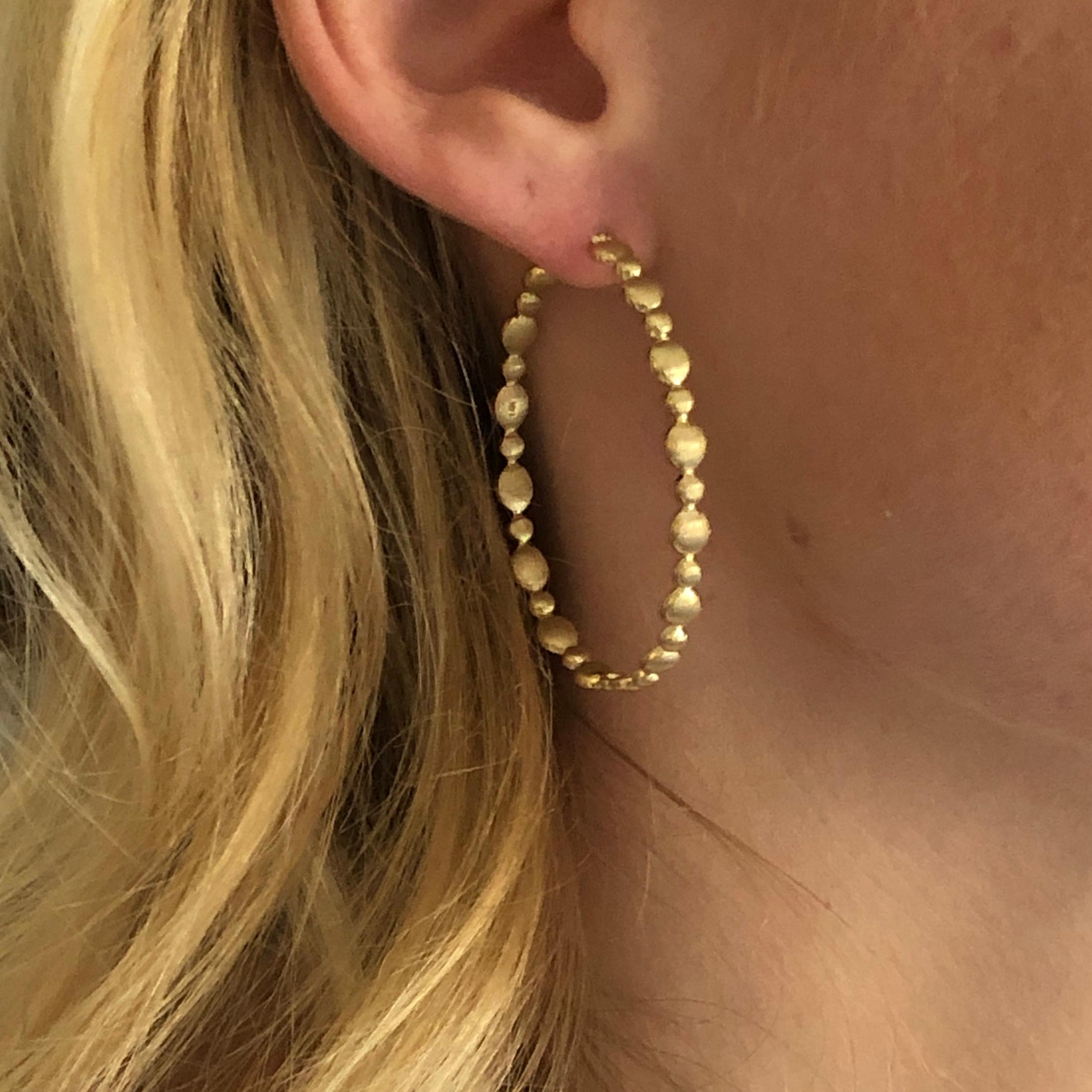 Contemporary 14 Karat Yellow Gold Brushed Motif Hoop Earring For Sale