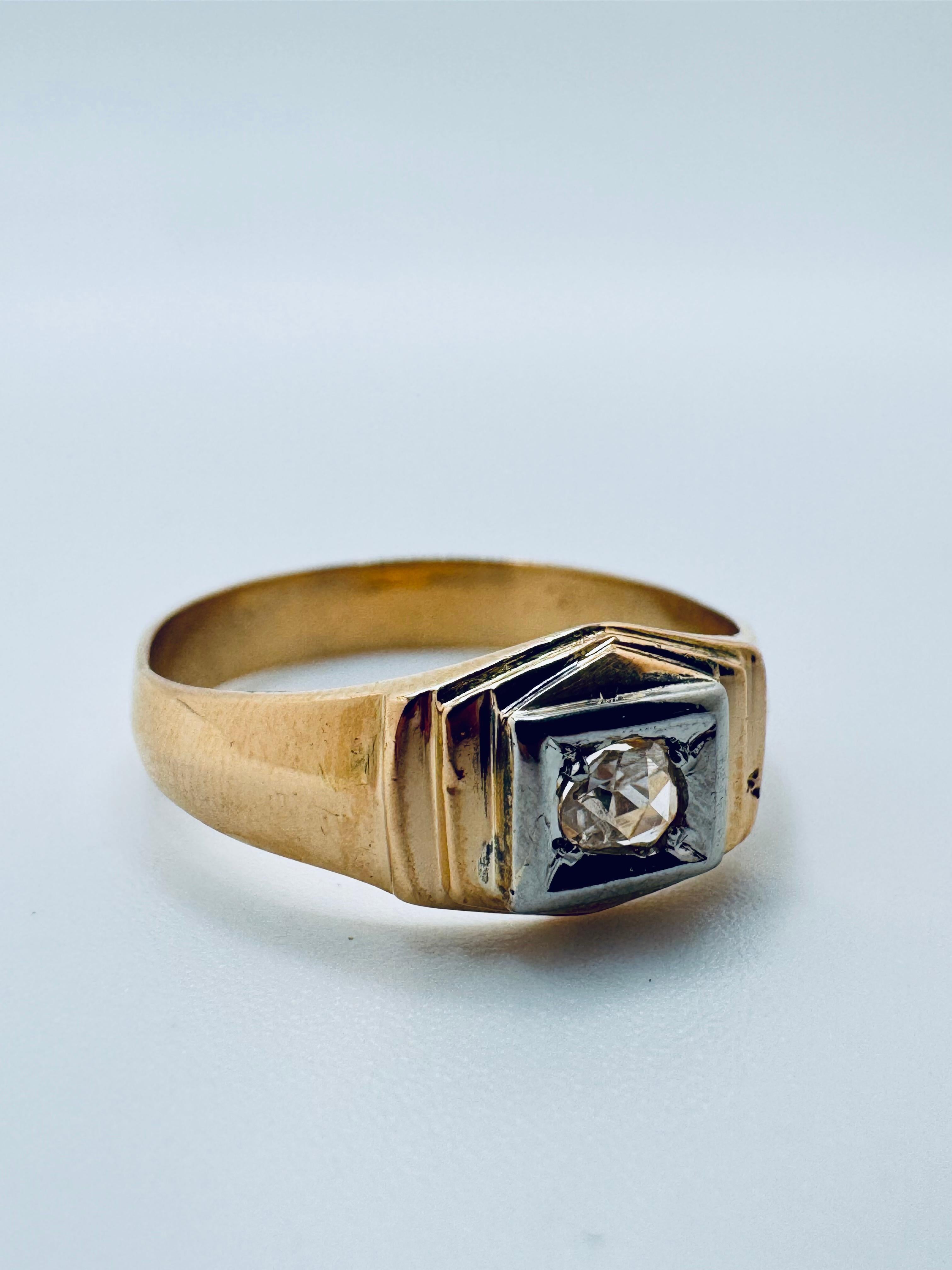 Audacieuse et distinctive, cette bague en or jaune 14 carats est ornée d'un superbe diamant taille brillant solidement serti en son centre. La taille unique du diamant de 0,22 carat met en valeur des facettes naturelles qui reflètent la lumière dans