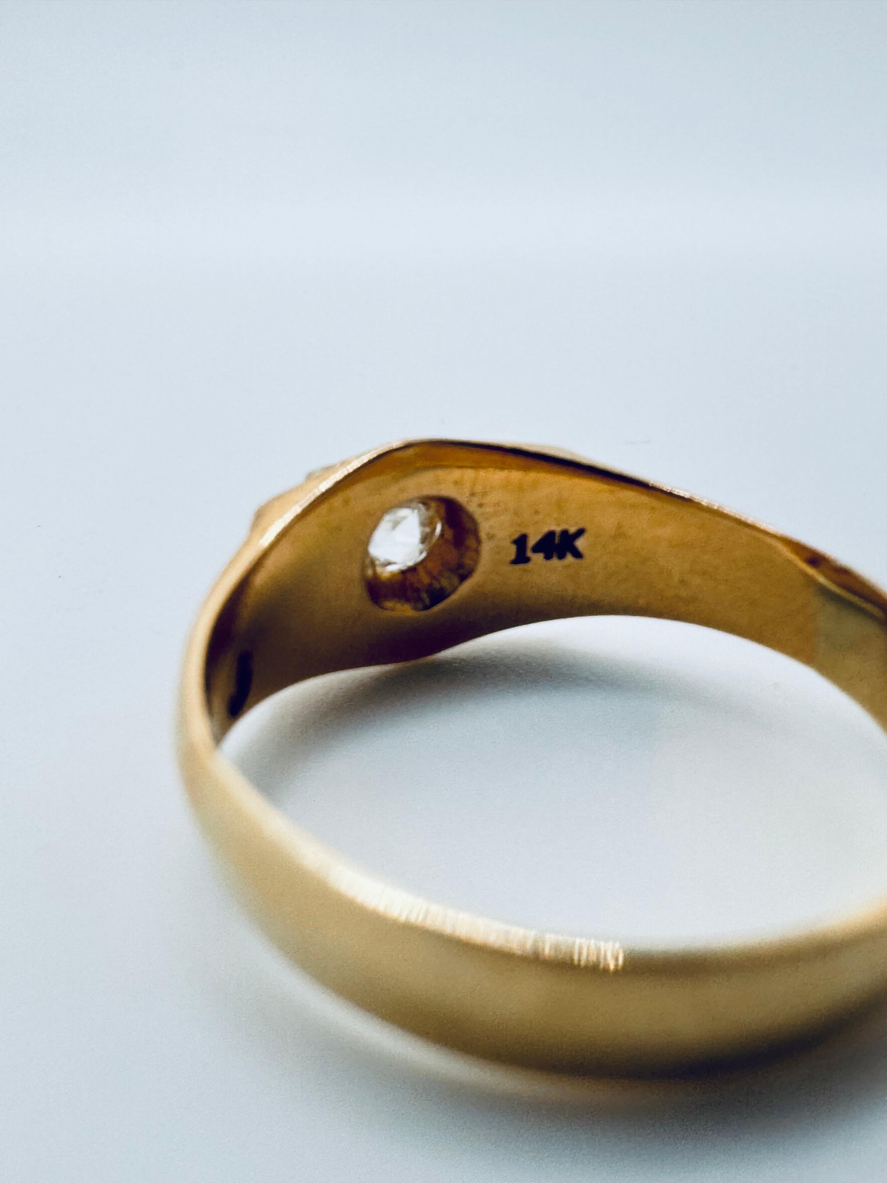 Taille brillant Bague à chaton en or jaune 14K avec diamant brut en vente