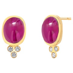 Pendientes de oro amarillo de 14 quilates con cabujón de rubí de Birmania y bisel de diamantes