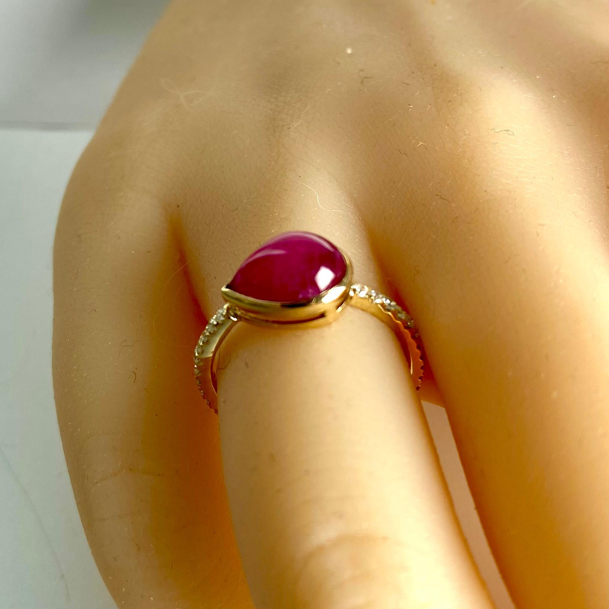 14 Karat Gelbgold Burma Birnenförmiger Rubin und Diamantbesetzter Beistell-Cocktailring mit Diamanten (Zeitgenössisch)