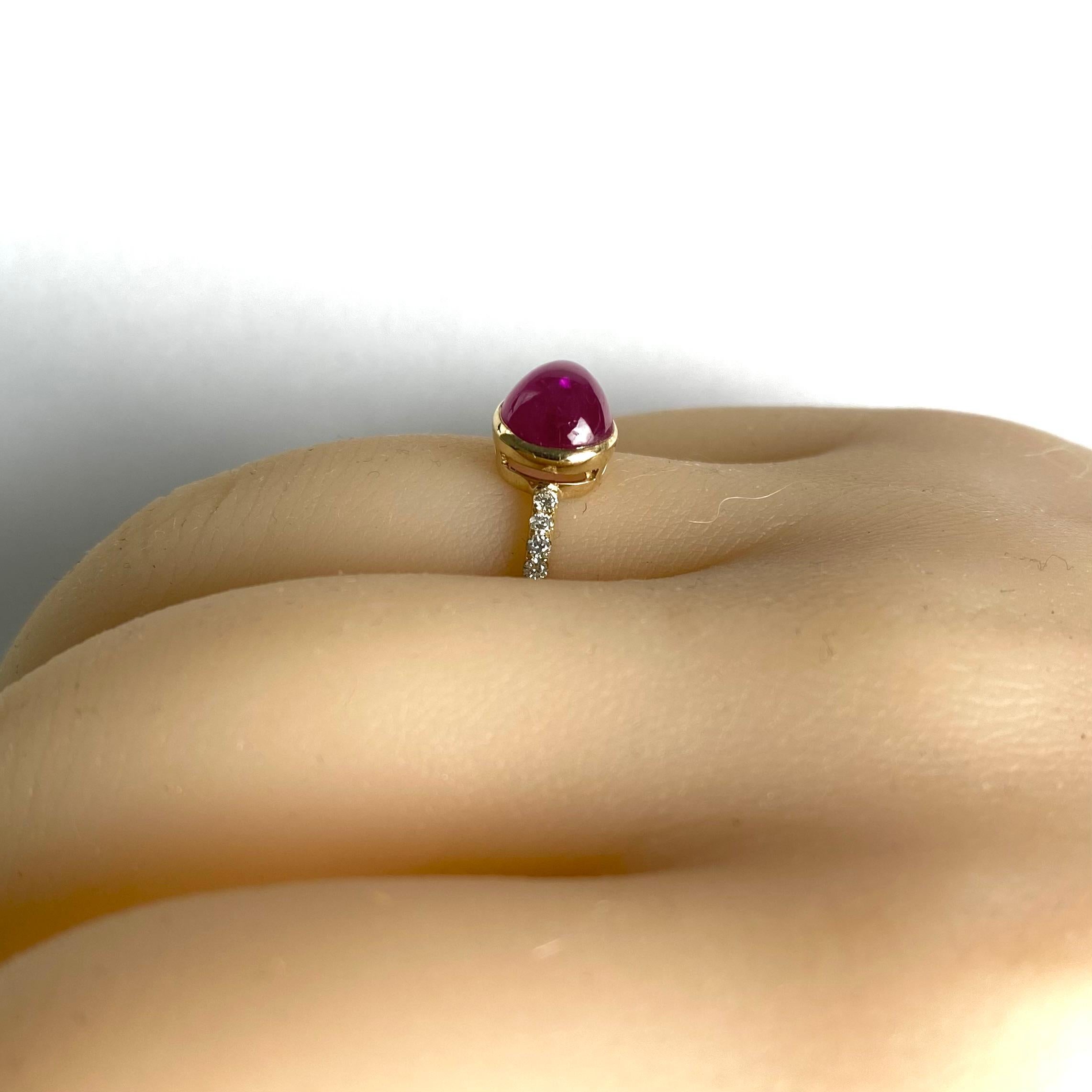 14 Karat Gelbgold Burma Birnenförmiger Rubin und Diamantbesetzter Beistell-Cocktailring mit Diamanten (Tropfenschliff)