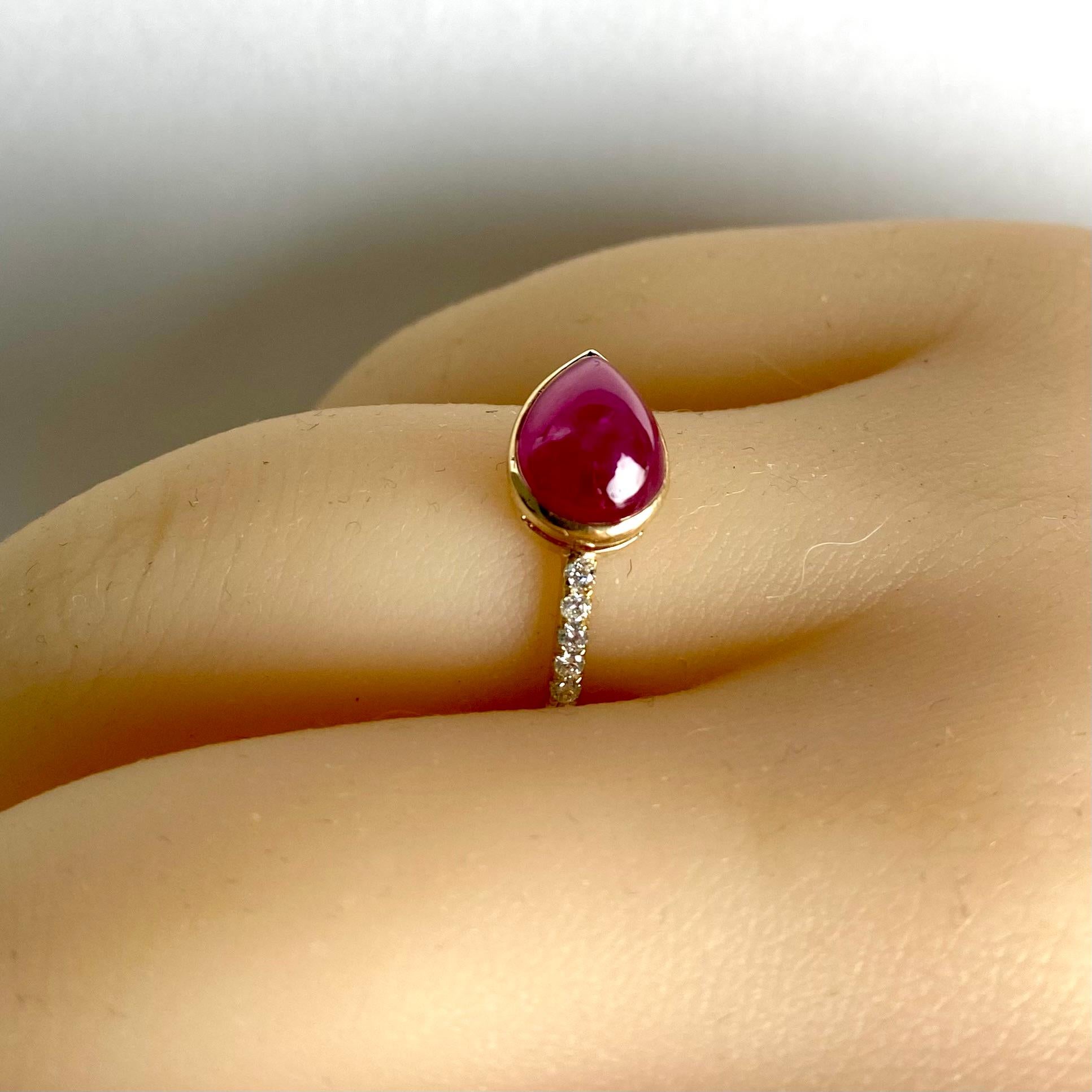 14 Karat Gelbgold Burma Birnenförmiger Rubin und Diamantbesetzter Beistell-Cocktailring mit Diamanten im Zustand „Neu“ in New York, NY