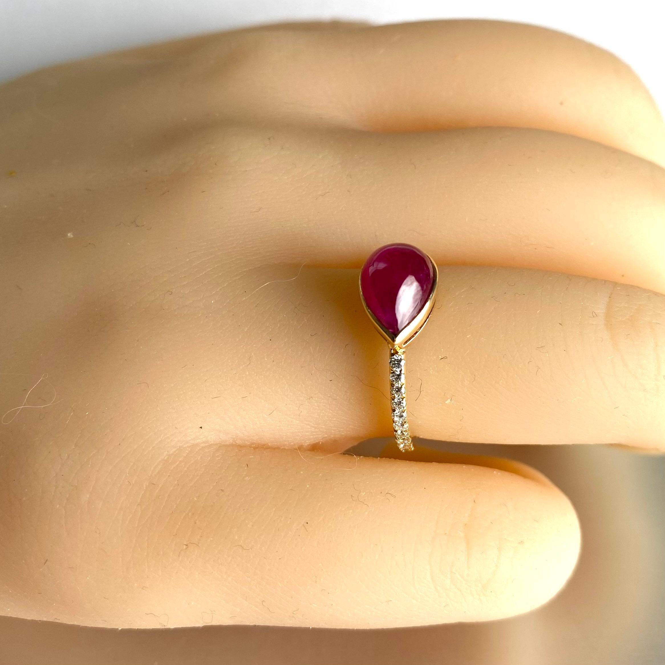 14 Karat Gelbgold Burma Birnenförmiger Rubin und Diamantbesetzter Beistell-Cocktailring mit Diamanten Damen