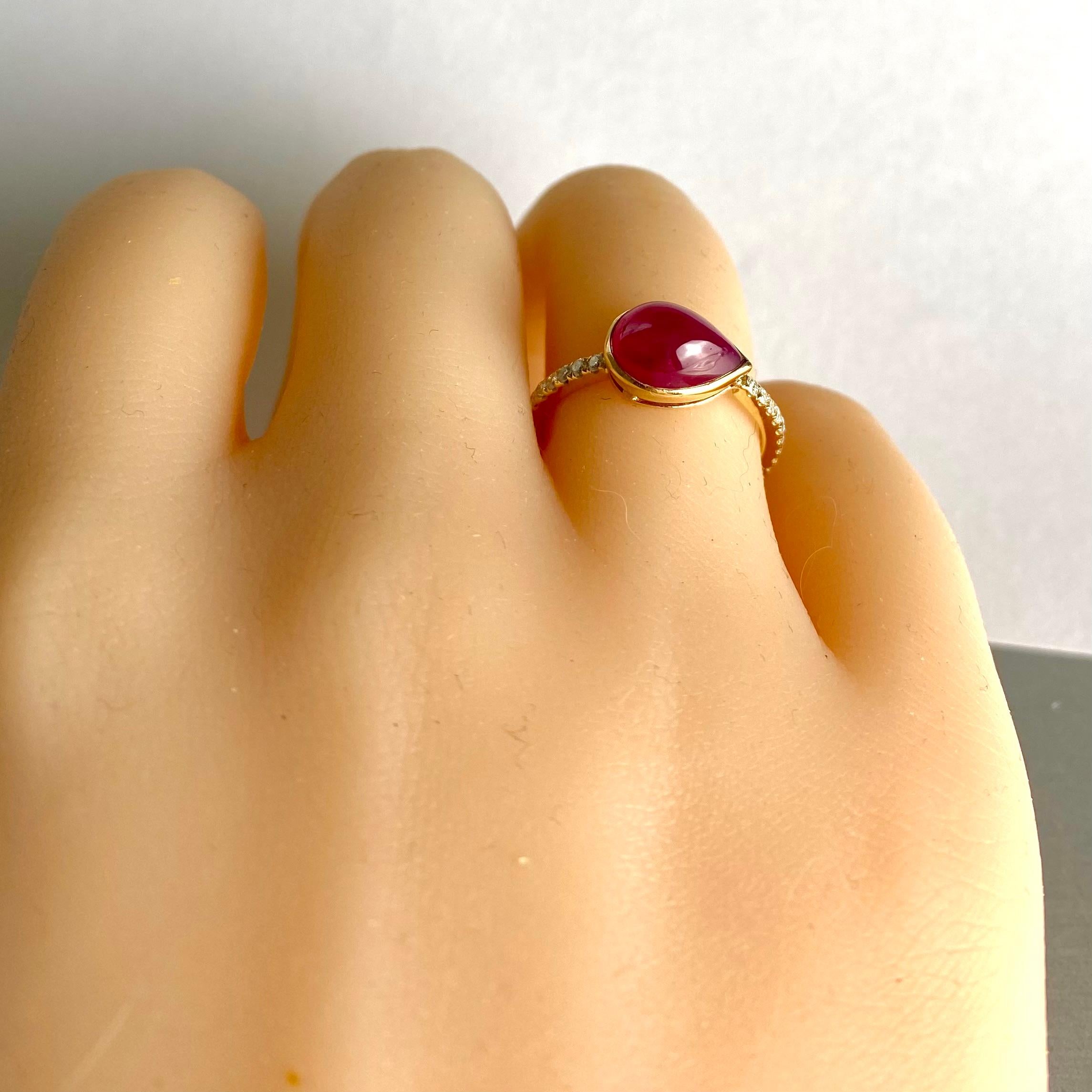 14 Karat Gelbgold Burma Birnenförmiger Rubin und Diamantbesetzter Beistell-Cocktailring mit Diamanten 2
