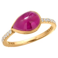 14 Karat Gelbgold Burma Birnenförmiger Rubin und Diamantbesetzter Beistell-Cocktailring mit Diamanten