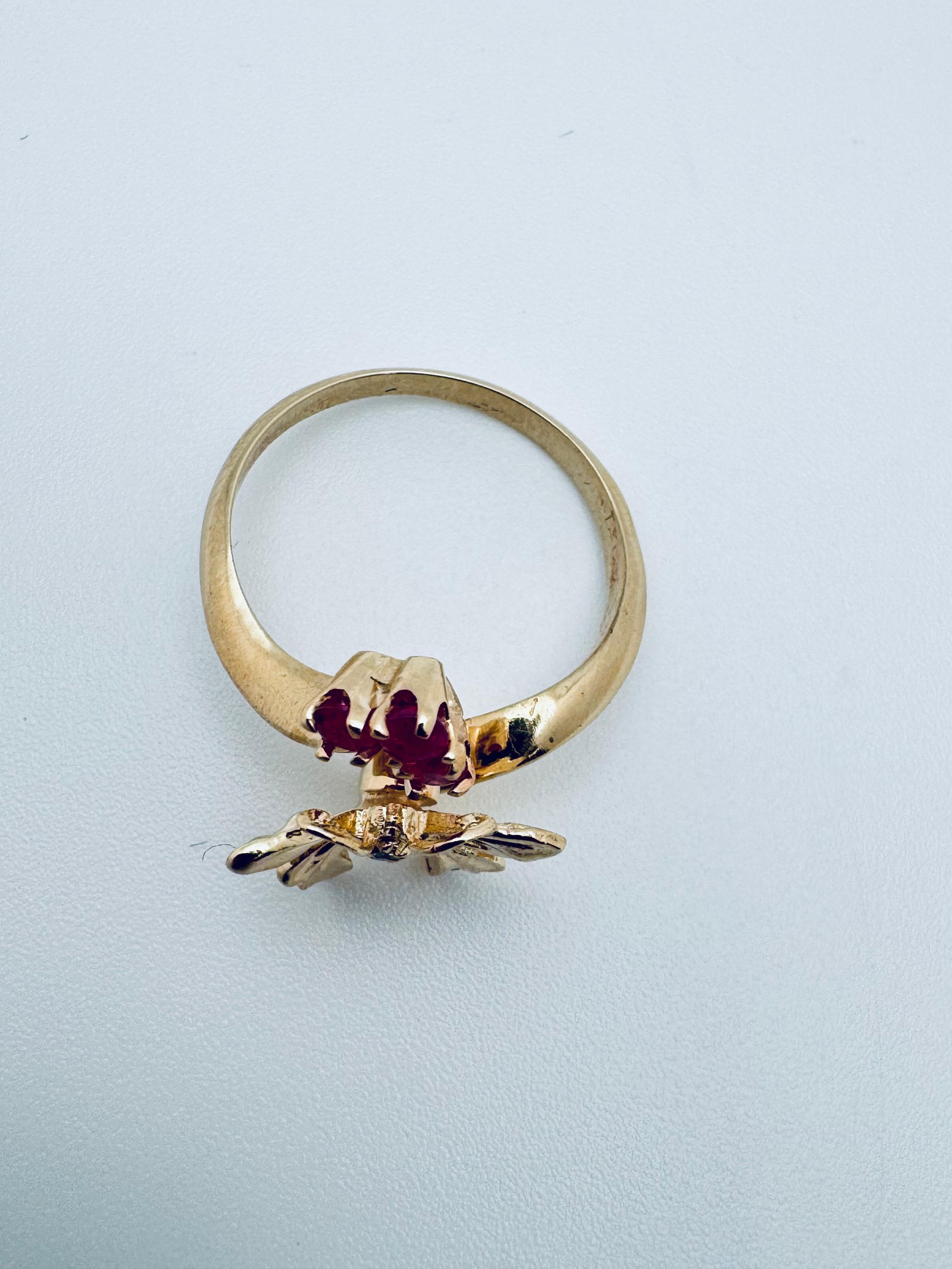 Art Déco Anello Cuore a farfalla in oro giallo 14K con rubini e diamanti in vendita