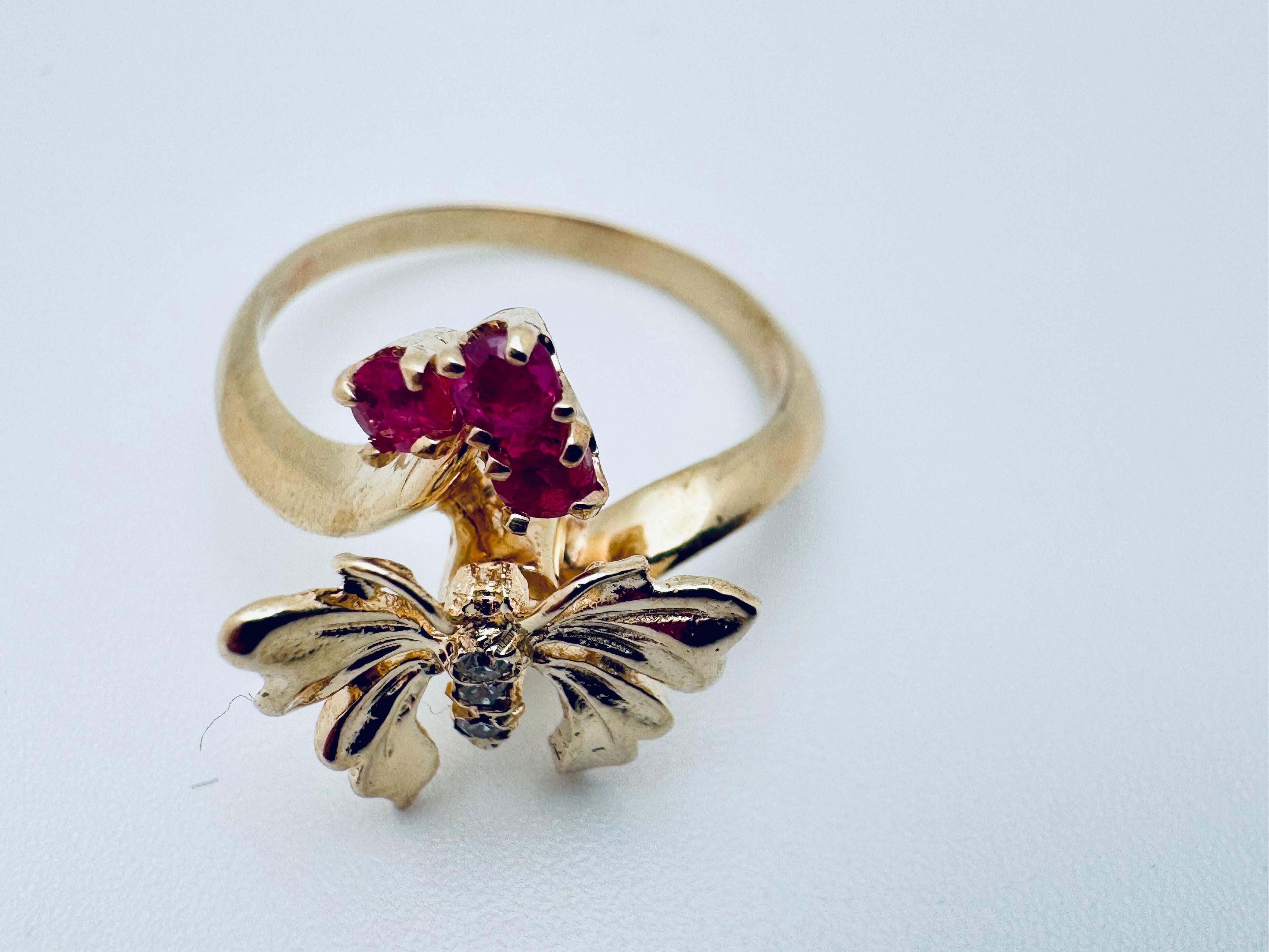 Taglio a rosa Anello Cuore a farfalla in oro giallo 14K con rubini e diamanti in vendita
