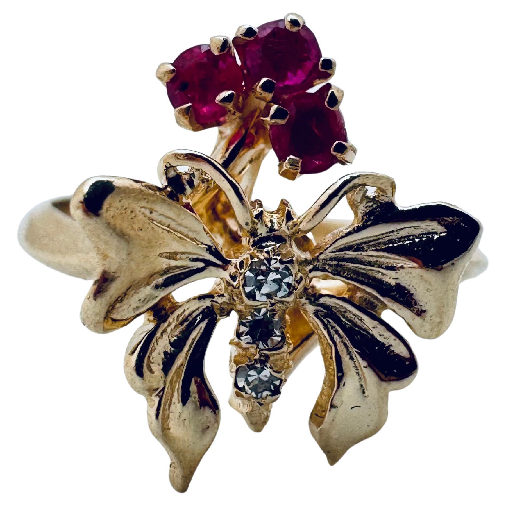 Anello Cuore a farfalla in oro giallo 14K con rubini e diamanti in vendita