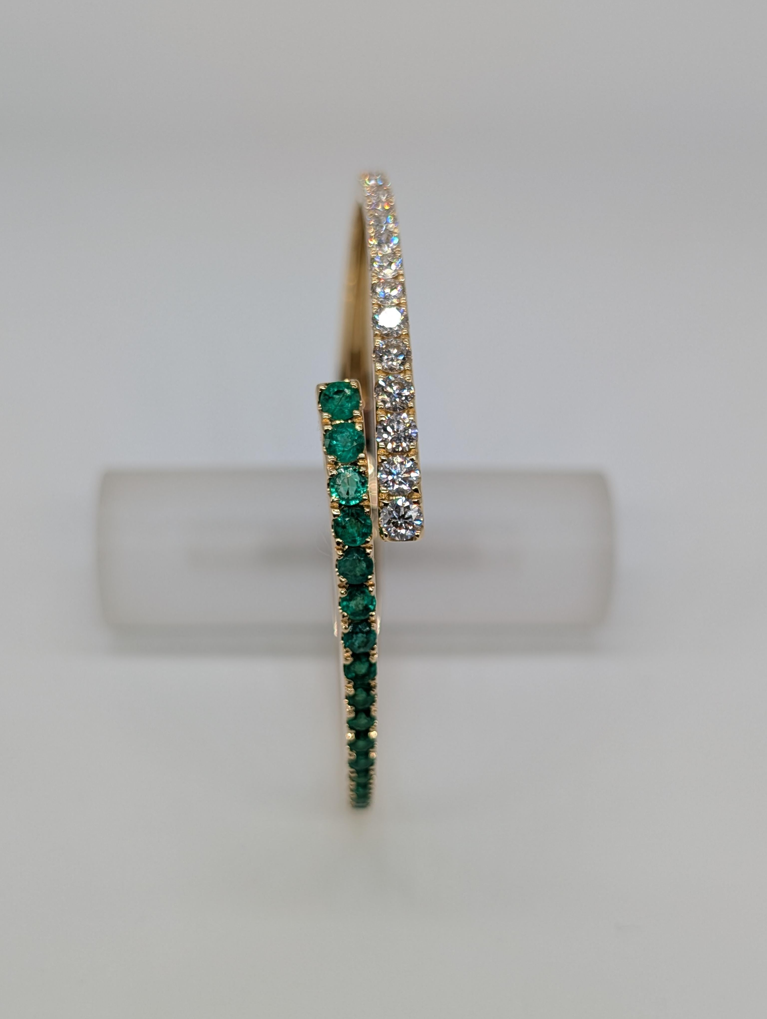 Taille ronde Bracelet bypass en or jaune 14 carats avec émeraudes et diamants gradués de taille ronde en vente