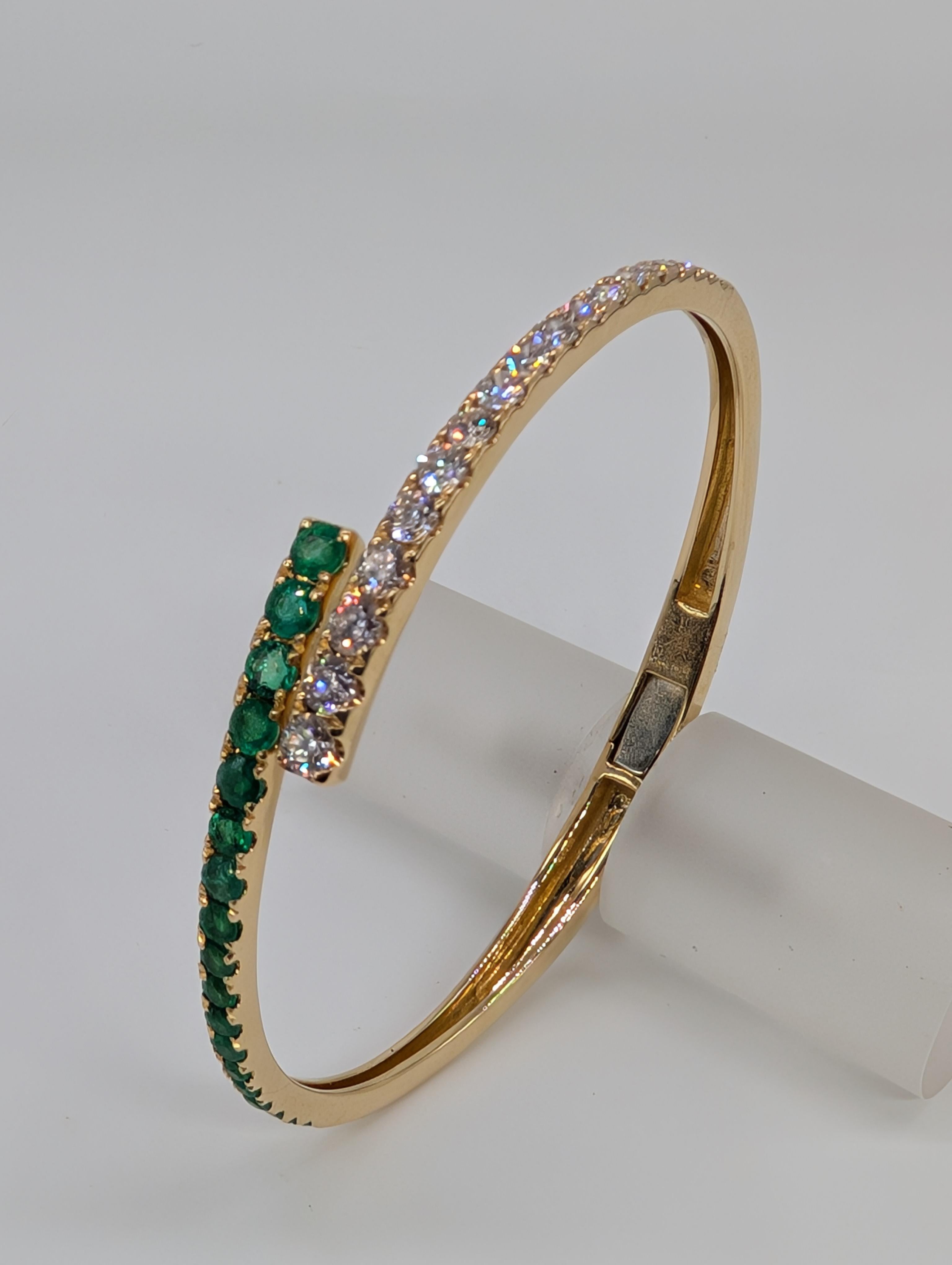 Bracelet bypass en or jaune 14 carats avec émeraudes et diamants gradués de taille ronde Neuf - En vente à New York, US