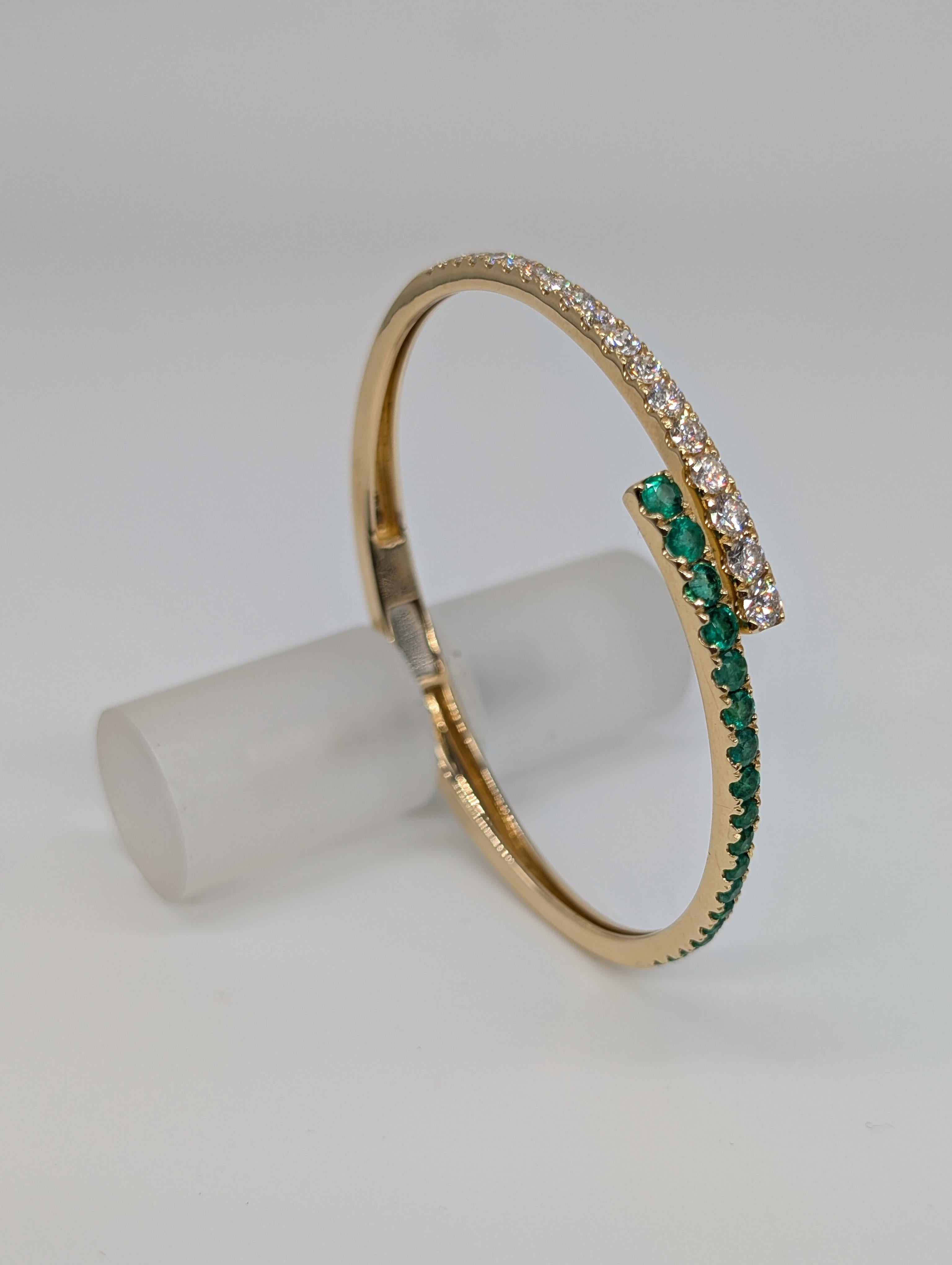Bracelet bypass en or jaune 14 carats avec émeraudes et diamants gradués de taille ronde Pour femmes en vente