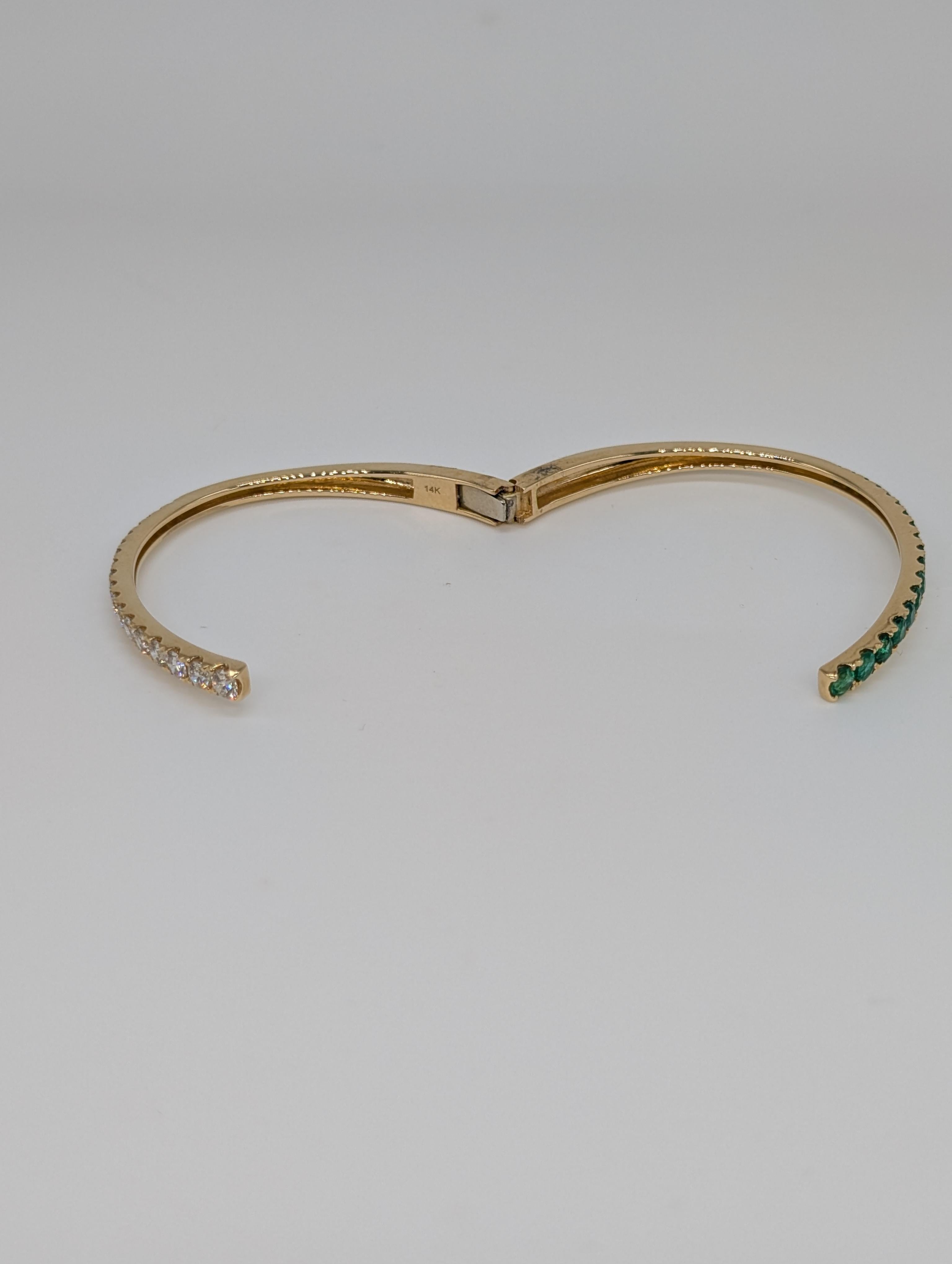 Bracelet bypass en or jaune 14 carats avec émeraudes et diamants gradués de taille ronde en vente 1