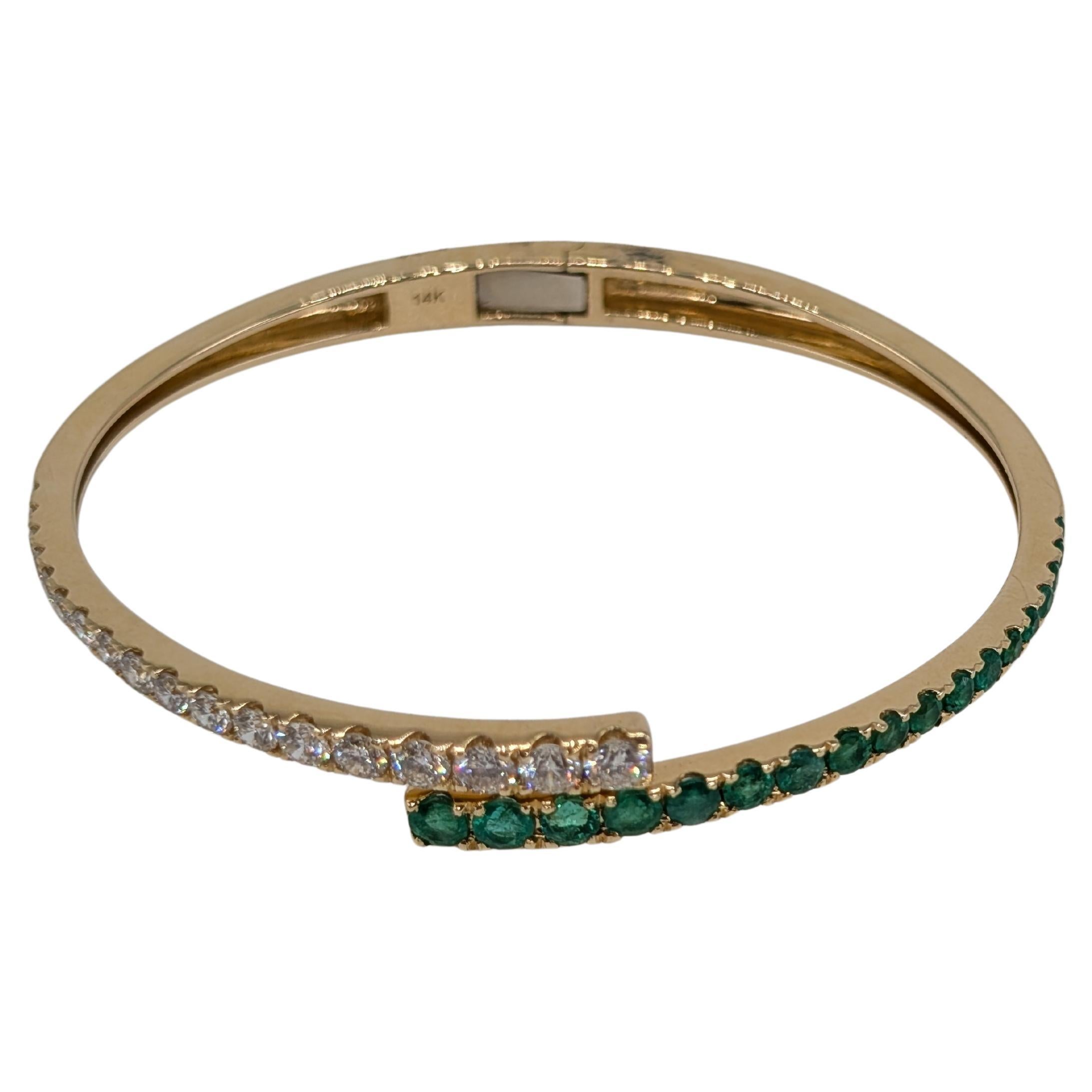 Bracelet bypass en or jaune 14 carats avec émeraudes et diamants gradués de taille ronde en vente