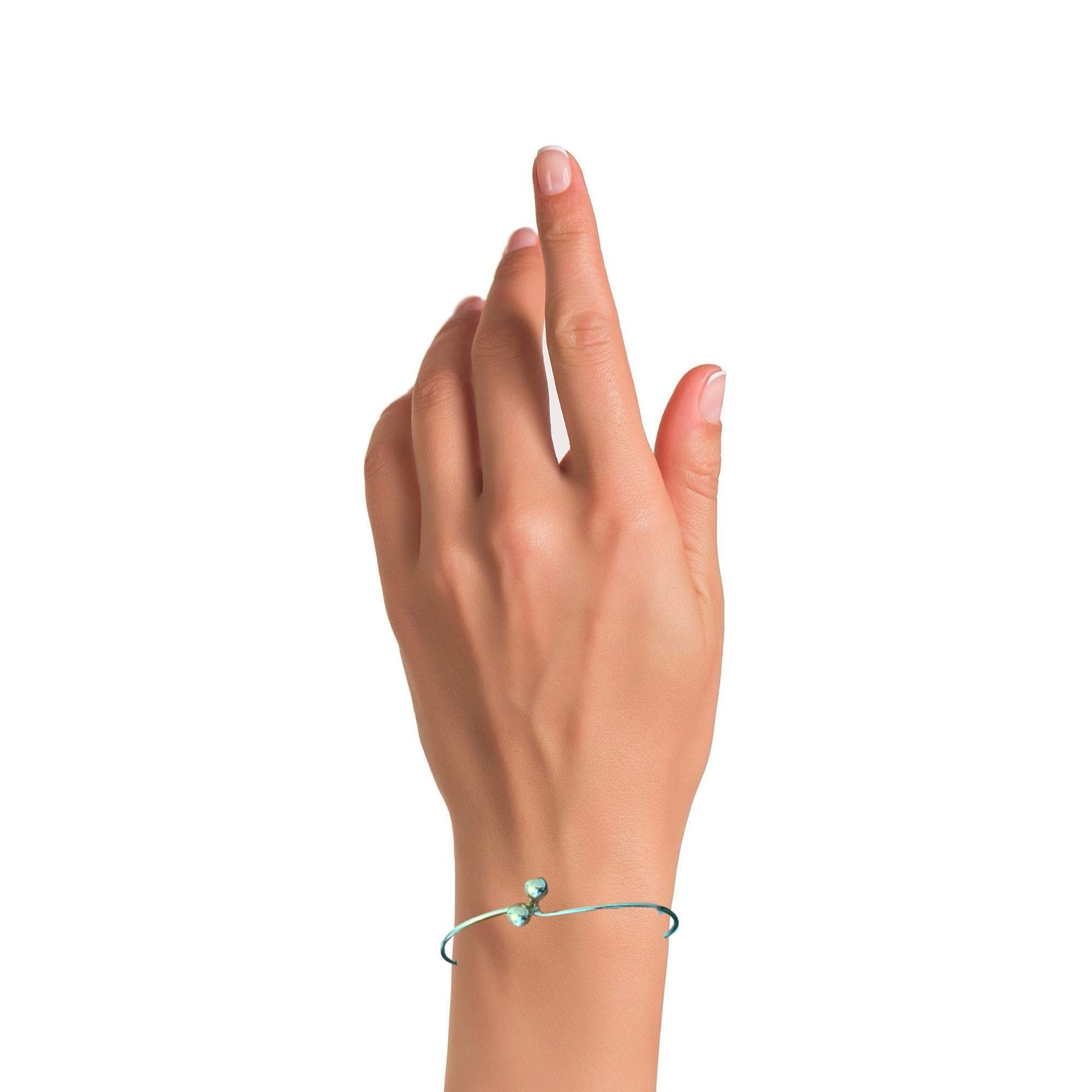 Design minimalista, massima eleganza.
Questo bracciale solido in oro giallo 14k è caratterizzato da un elegante stile bypass rifinito con perline a sfera lucide: un classico moderno facile da indossare e senza sforzo.

Con un peso di 5,2 grammi,