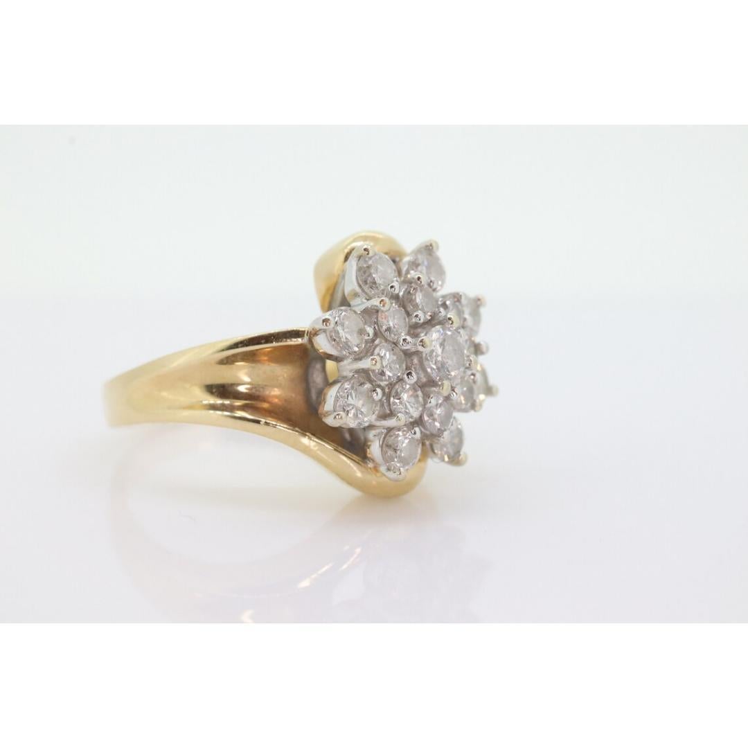 Taille ronde Bague marguerite en or jaune 14k Bypass. Bague à flocon de neige en diamant rond 1ctw. en vente