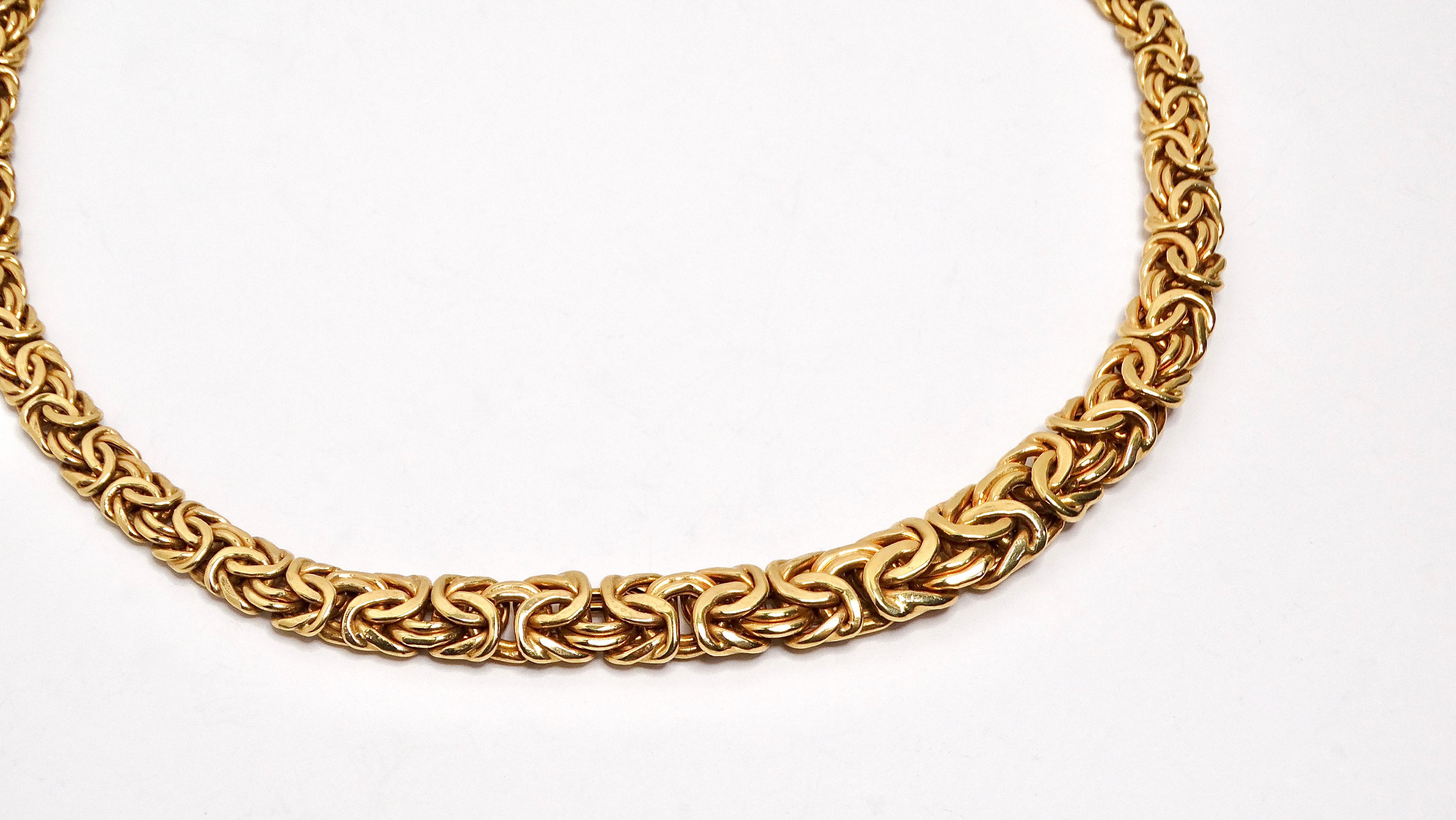 Le collier à chaîne graduée en or jaune 14k de Byzance est une pièce de joaillerie étonnante qui met en valeur l'artisanat complexe du style byzantin. Composé d'une série de maillons entrelacés, le collier s'agrandit progressivement vers le centre,