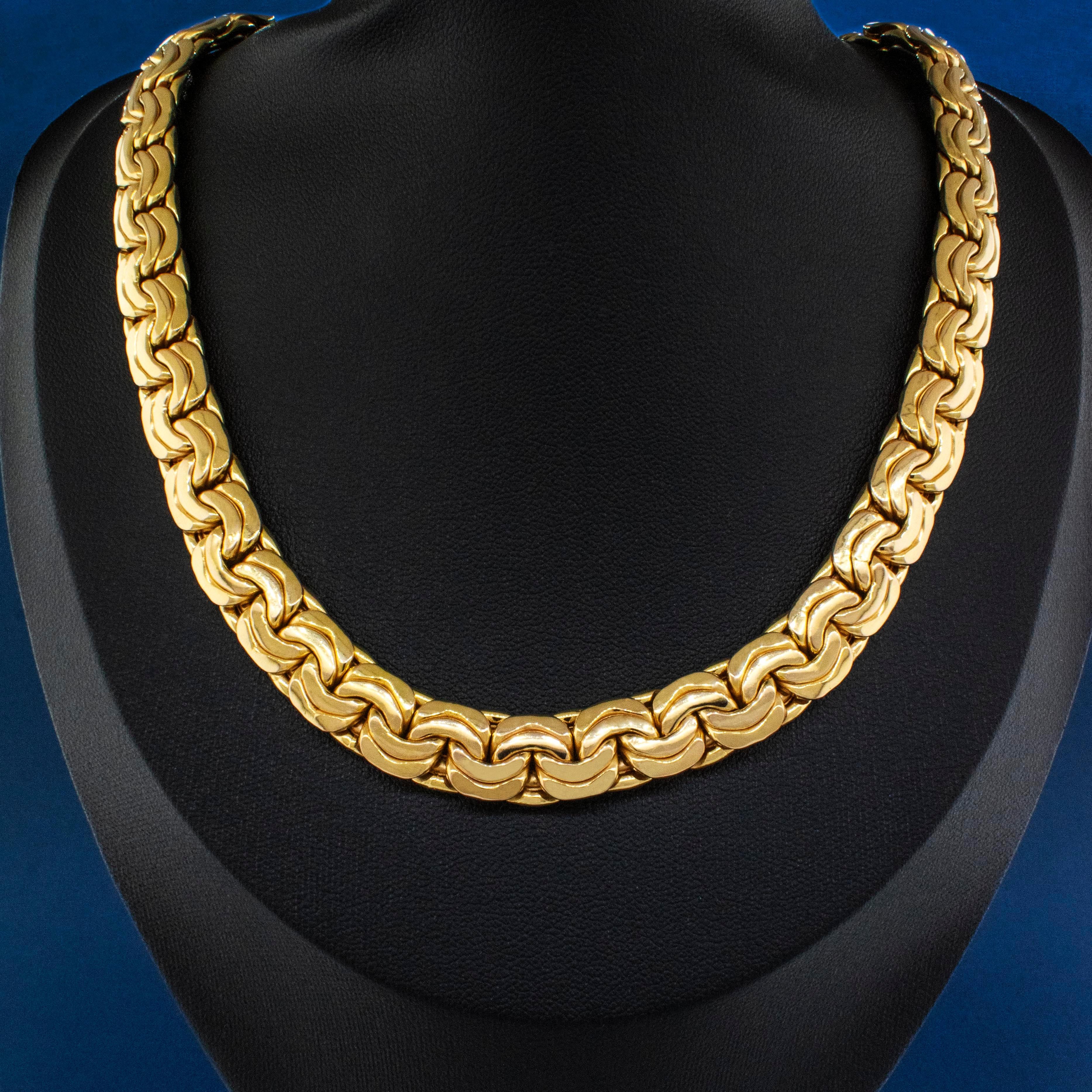 Collier ancien de style byzantin en or jaune 14 carats.
Largeur : 11 millimètres 
Longueur : 18 pouces
Poids : 63 grammes 

*Fermoir à bascule