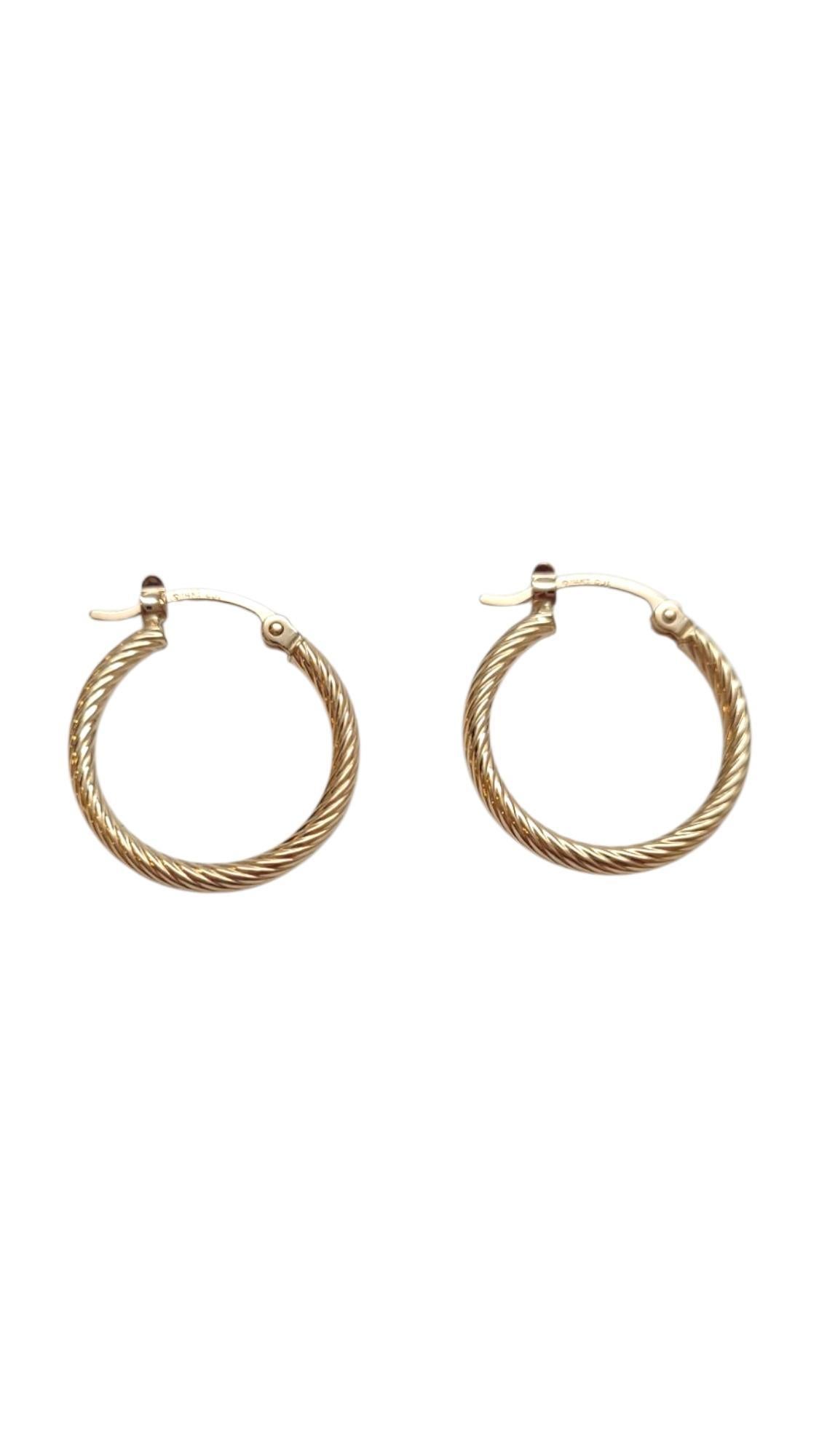 14K Yellow Gold Cable Hoop Earrings

Shine bright with these adorable gold hoops! This piece features hoop earrings meticulously designed in 14 karat yellow gold.

Size: 18.9 mm X 18.9 mm X 2.1 mm

Weight: 1.1 g / 0.7 dwt.

Hallmark: 14kt CJI

Very