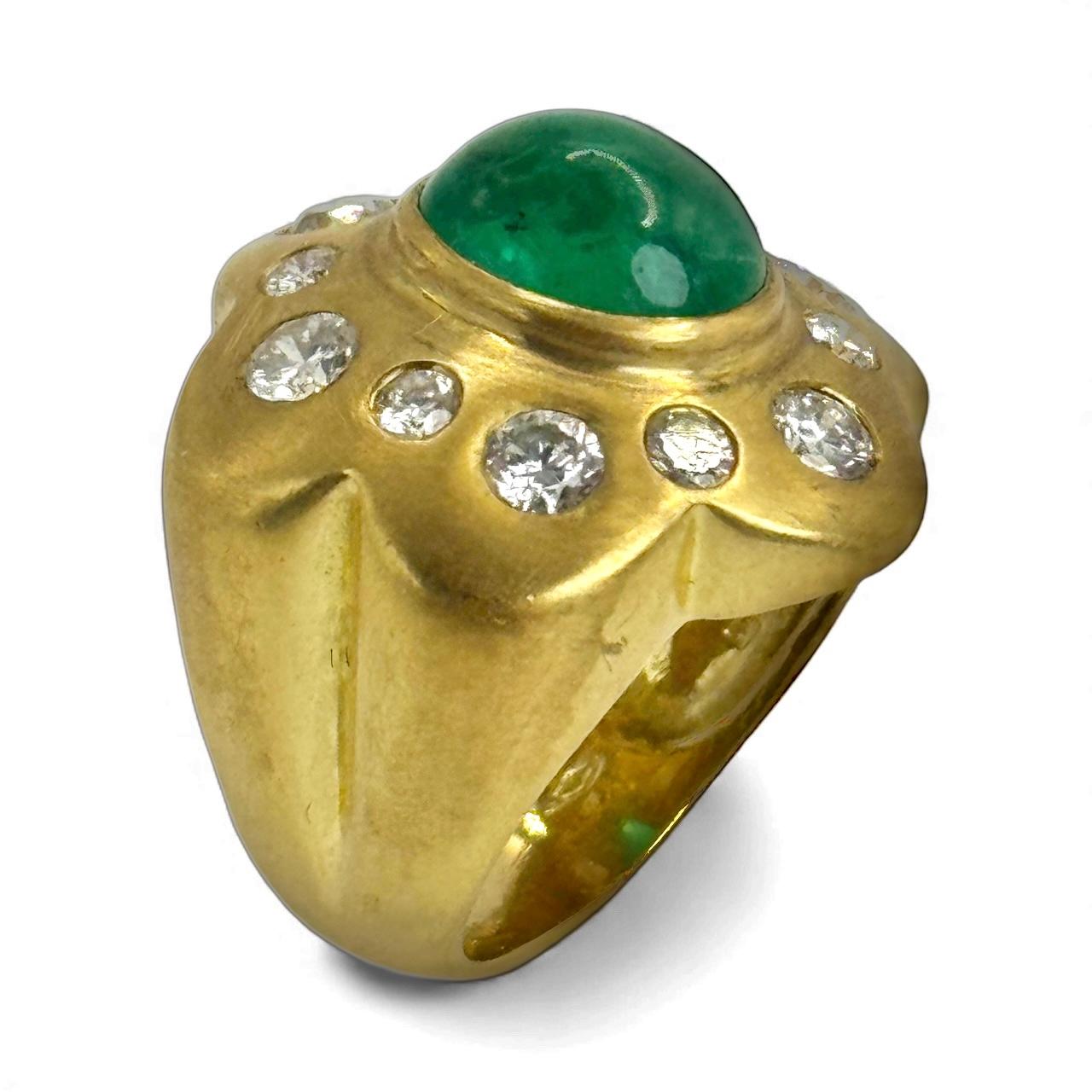 Taille cabochon Bague en or jaune 14K avec émeraude cabochon et diamant en vente