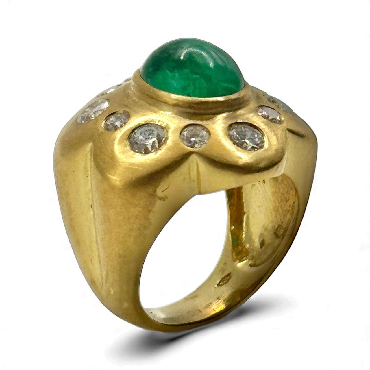 Bague en or jaune 14K avec émeraude cabochon et diamant en vente 1