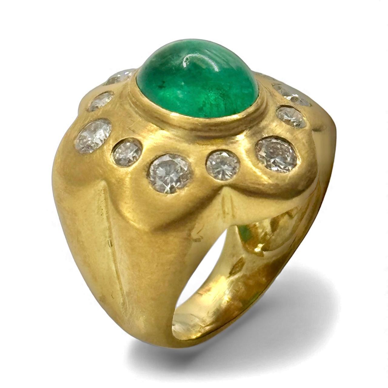 Bague en or jaune 14K avec émeraude cabochon et diamant en vente 3