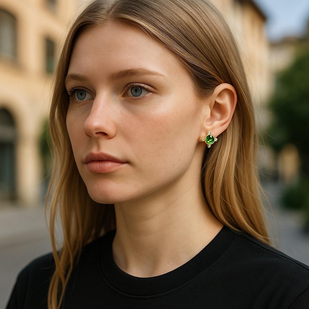 Rehaussez votre élégance quotidienne avec ces magnifiques boucles d'oreilles en or jaune 14 carats fabriquées à la main, qui présentent une paire d'émeraudes rondes cabochon assorties totalisant 2,70 carats. Les émeraudes lisses et bombées sont