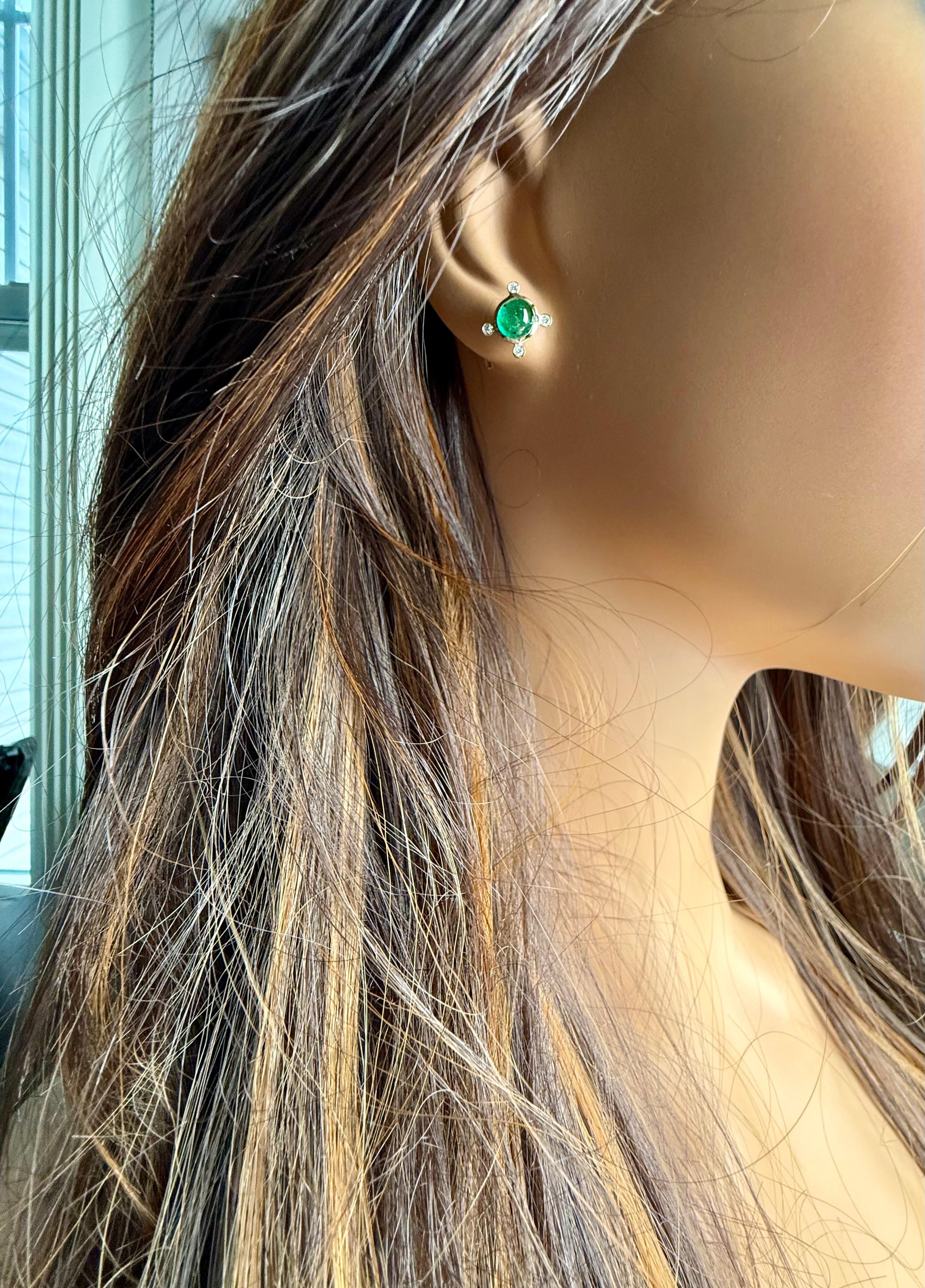 Moderne Boucles d'oreilles en or jaune 14 carats serties d'émeraudes cabochons et de diamants 2,70 carats en vente