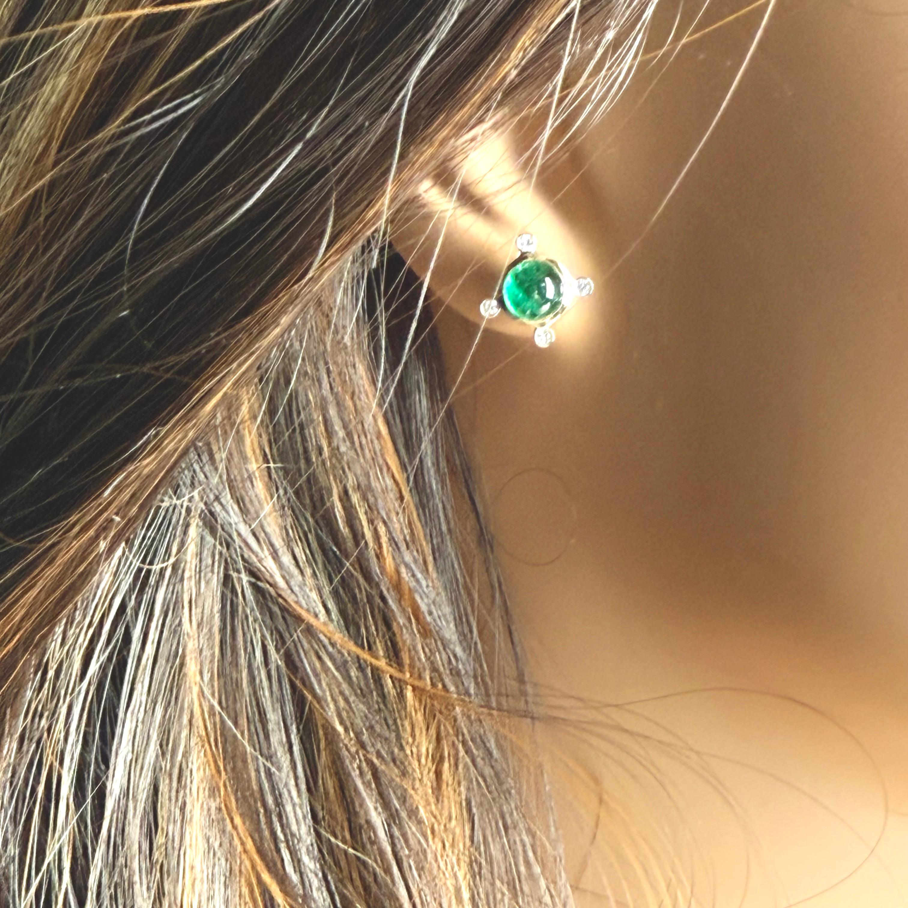 Taille cabochon Boucles d'oreilles en or jaune 14 carats serties d'émeraudes cabochons et de diamants 2,70 carats en vente