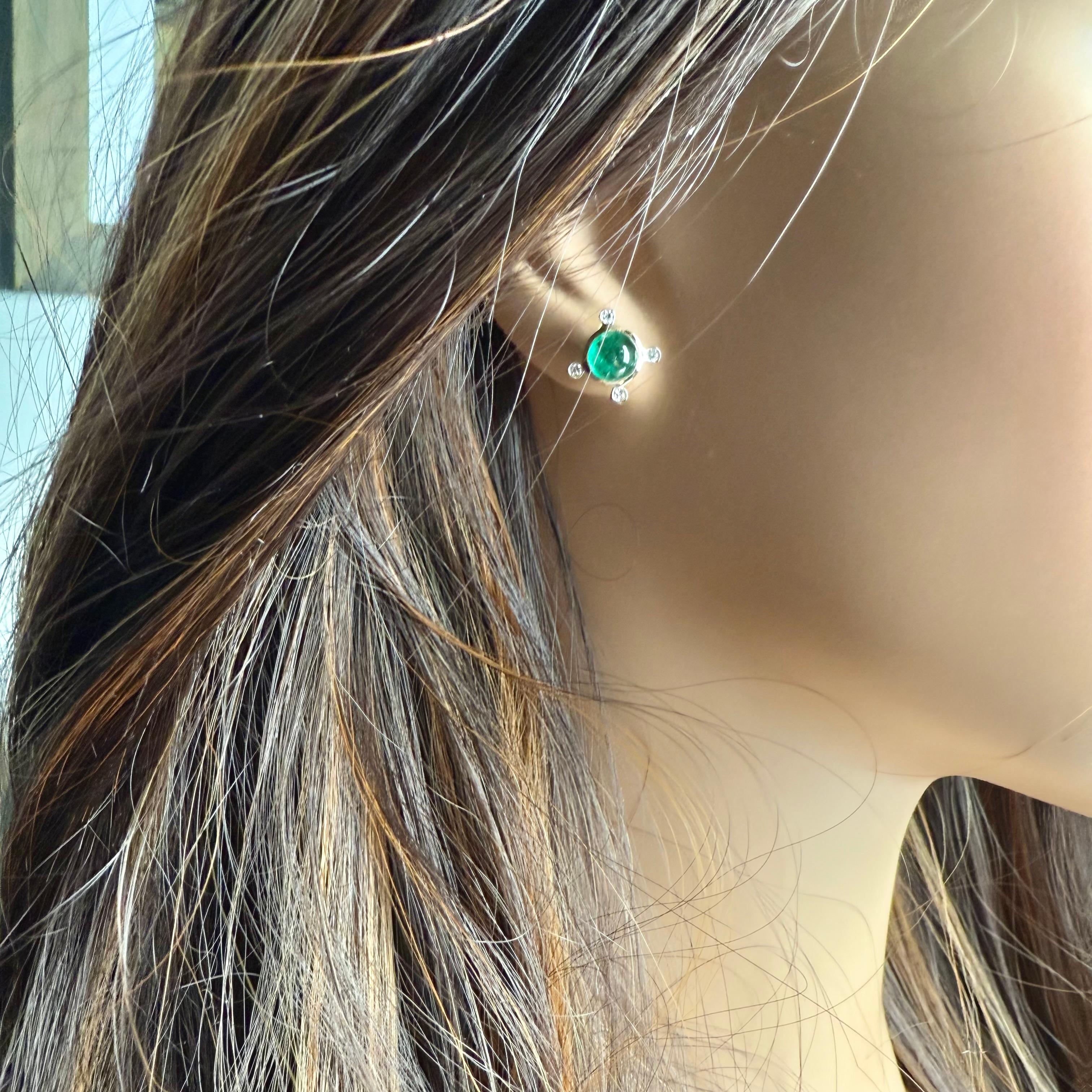 Boucles d'oreilles en or jaune 14 carats serties d'émeraudes cabochons et de diamants 2,70 carats Unisexe en vente