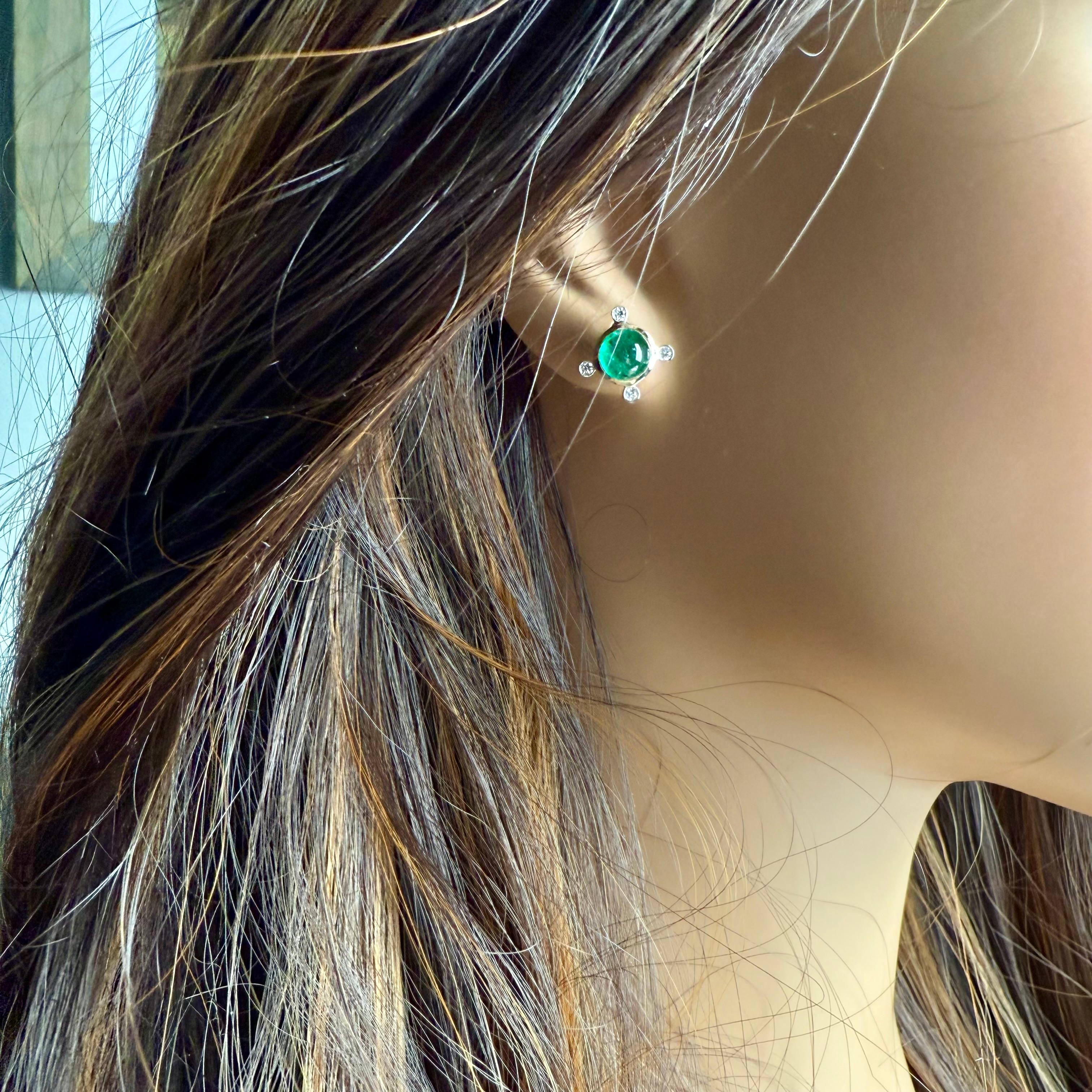 Boucles d'oreilles en or jaune 14 carats serties d'émeraudes cabochons et de diamants 2,70 carats en vente 1