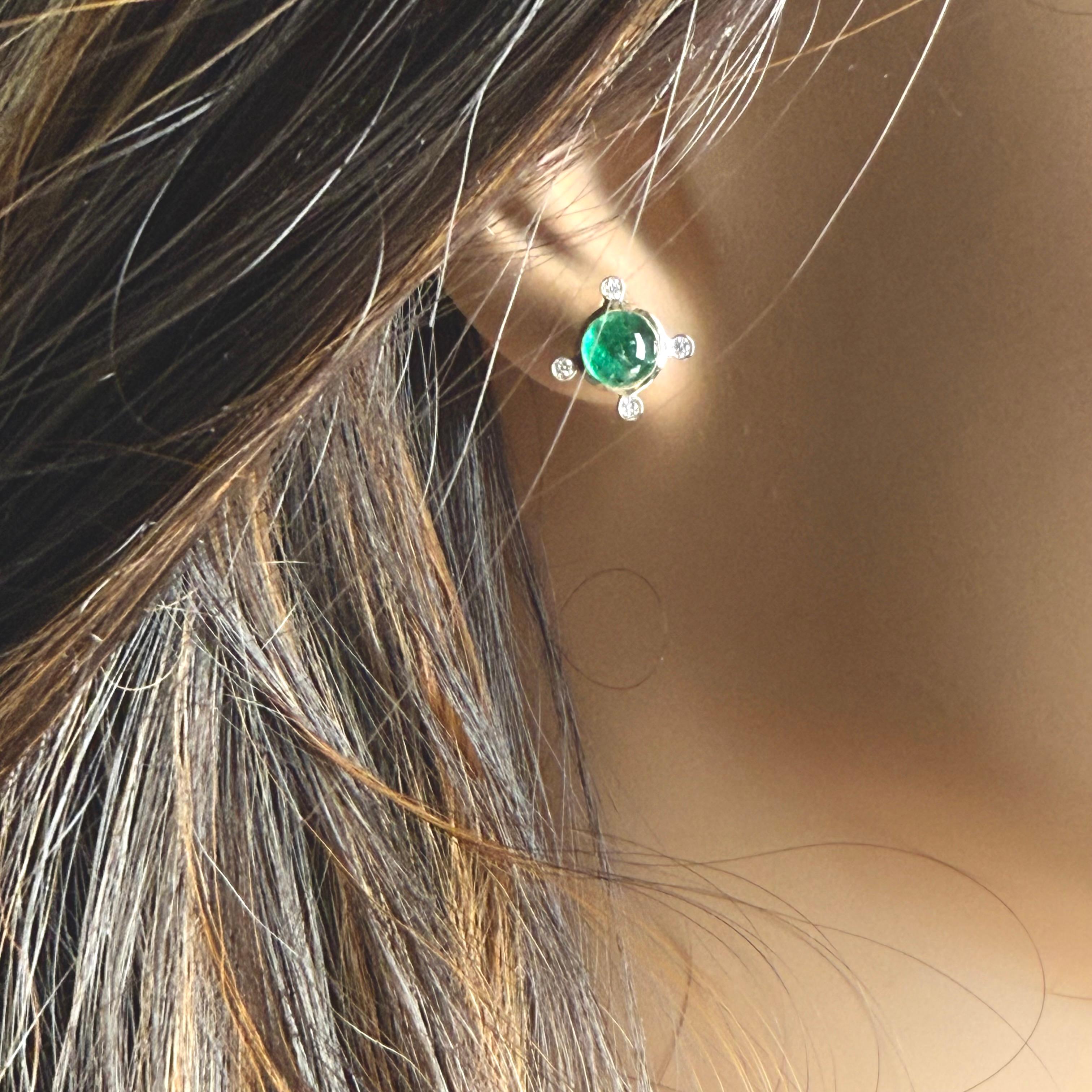 Boucles d'oreilles en or jaune 14 carats serties d'émeraudes cabochons et de diamants 2,70 carats en vente 2