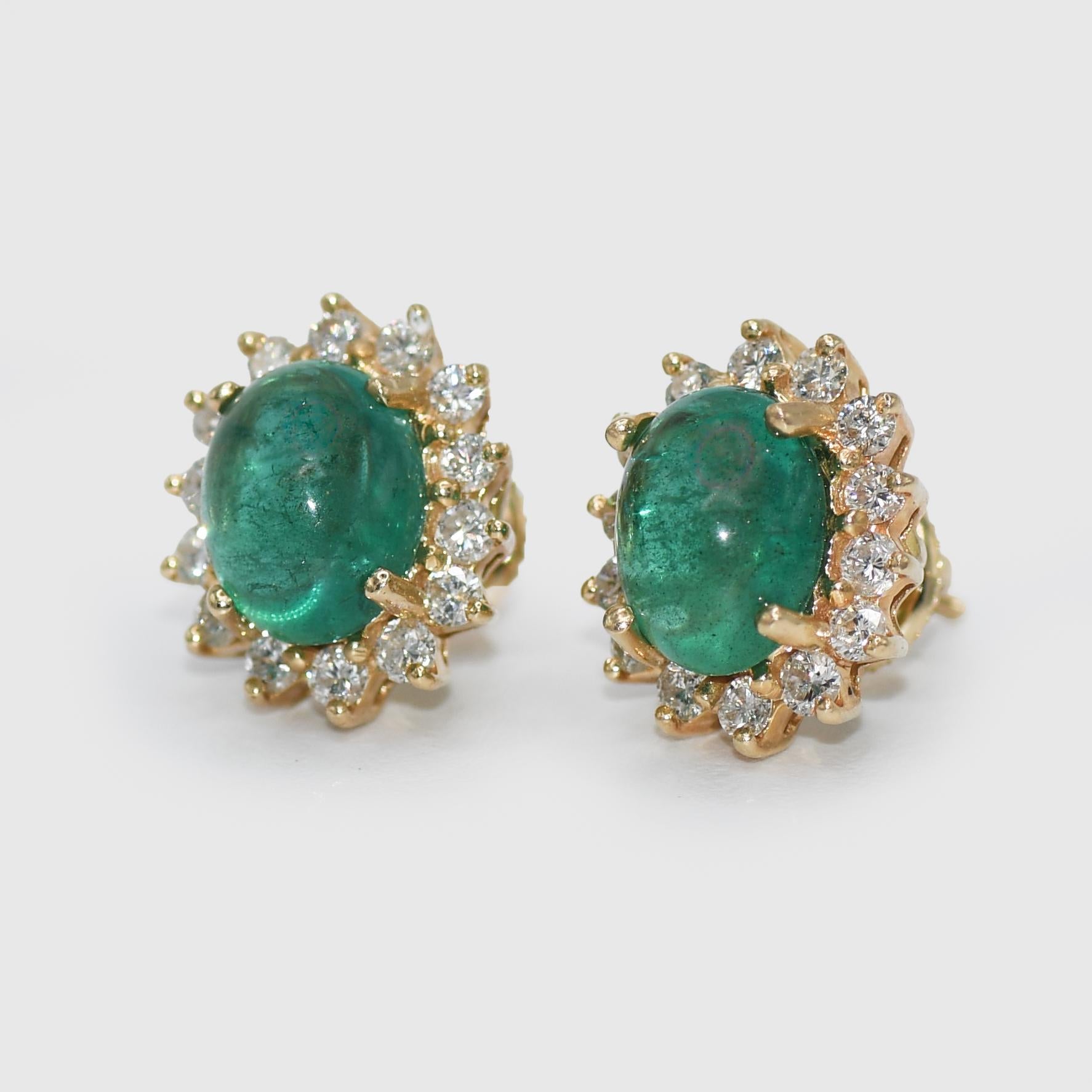 14K Gelbgold Cabochon Smaragd & Diamant-Ohrringe 4,8g
Damen Smaragd und Diamant-Ohrringe mit 14 Karat gelber Fassung.
Gestempelt 585 und wiegen 4,8 Gramm Bruttogewicht.
Die Smaragde im Cabochon-Schliff sind natürlich. 
Die Smaragde sind eine
