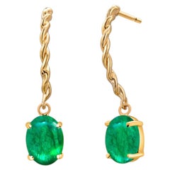 Pendientes de aro con esmeralda en cabujón y cordón, de oro amarillo de 14K – 2,75 quilates