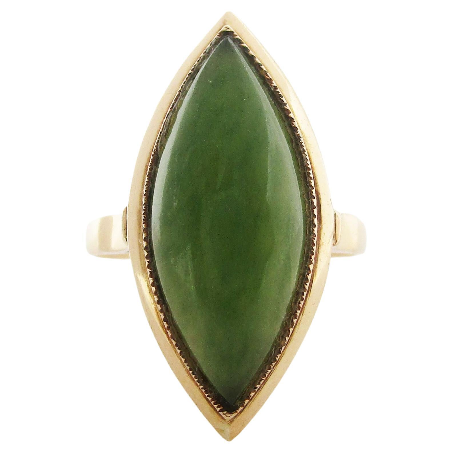 Bague fantaisie en or jaune 14 carats avec cabochon de jade vert