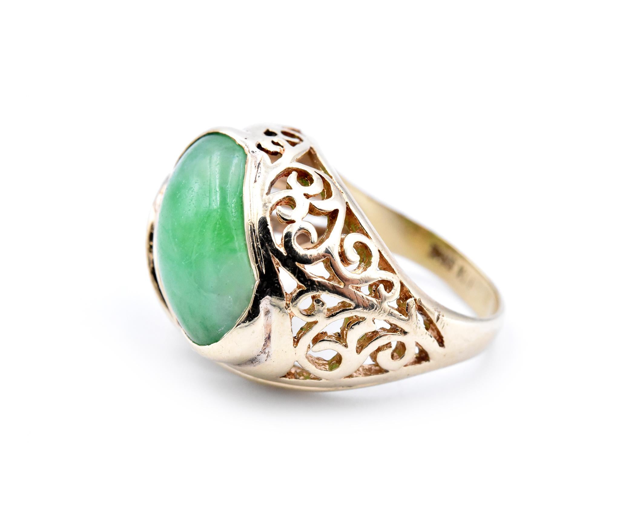 14 Karat Yellow Gold Cabochon Jade Ring In Excellent Condition In Scottsdale, AZ