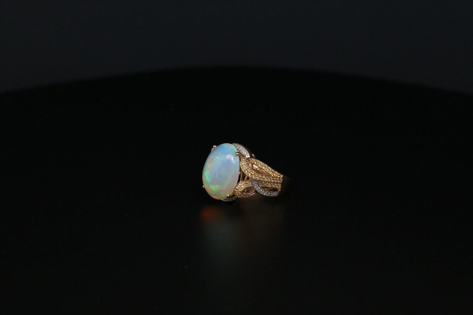 Taille cabochon Bague en or jaune 14 carats avec opale cabochon et diamants, taille 8,25 - 11,0 g en vente