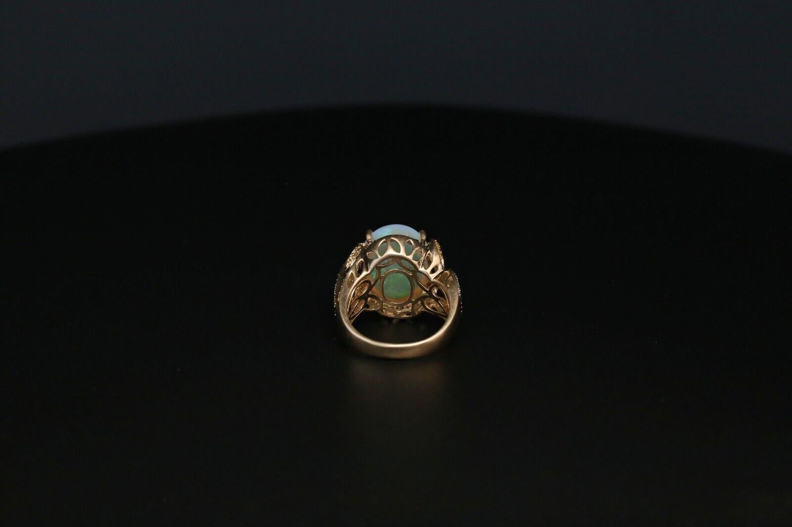 Bague en or jaune 14 carats avec opale cabochon et diamants, taille 8,25 - 11,0 g Bon état - En vente à Providence, RI