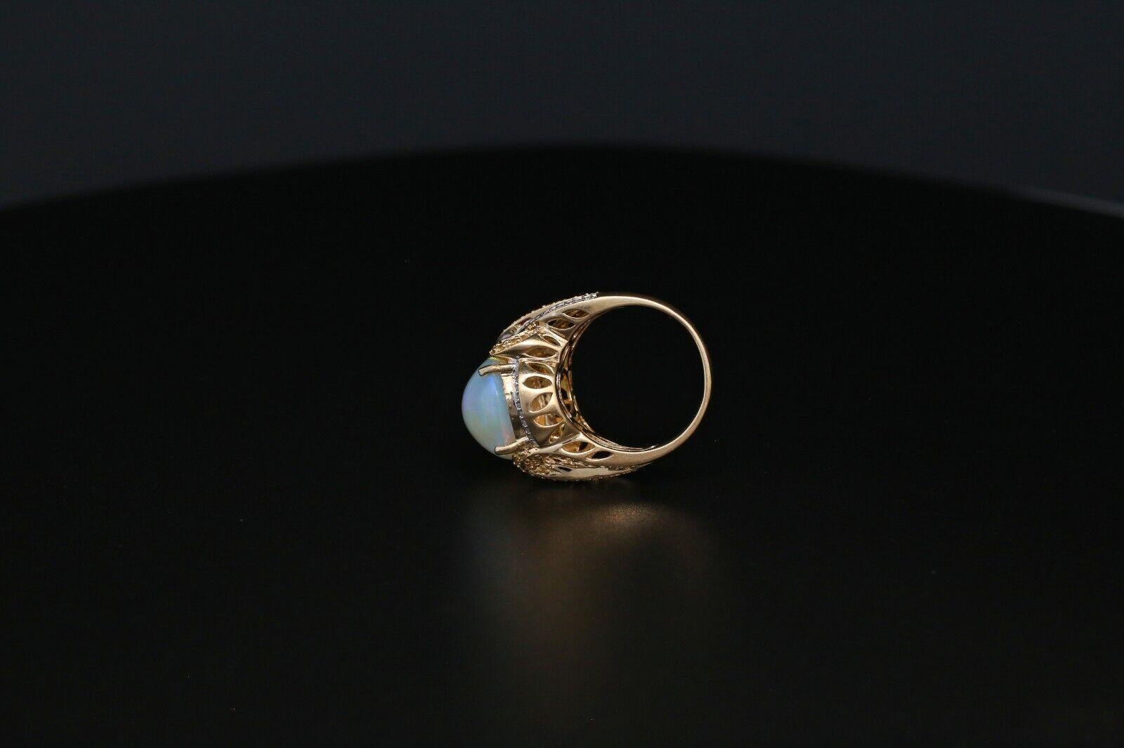 Bague en or jaune 14 carats avec opale cabochon et diamants, taille 8,25 - 11,0 g Unisexe en vente