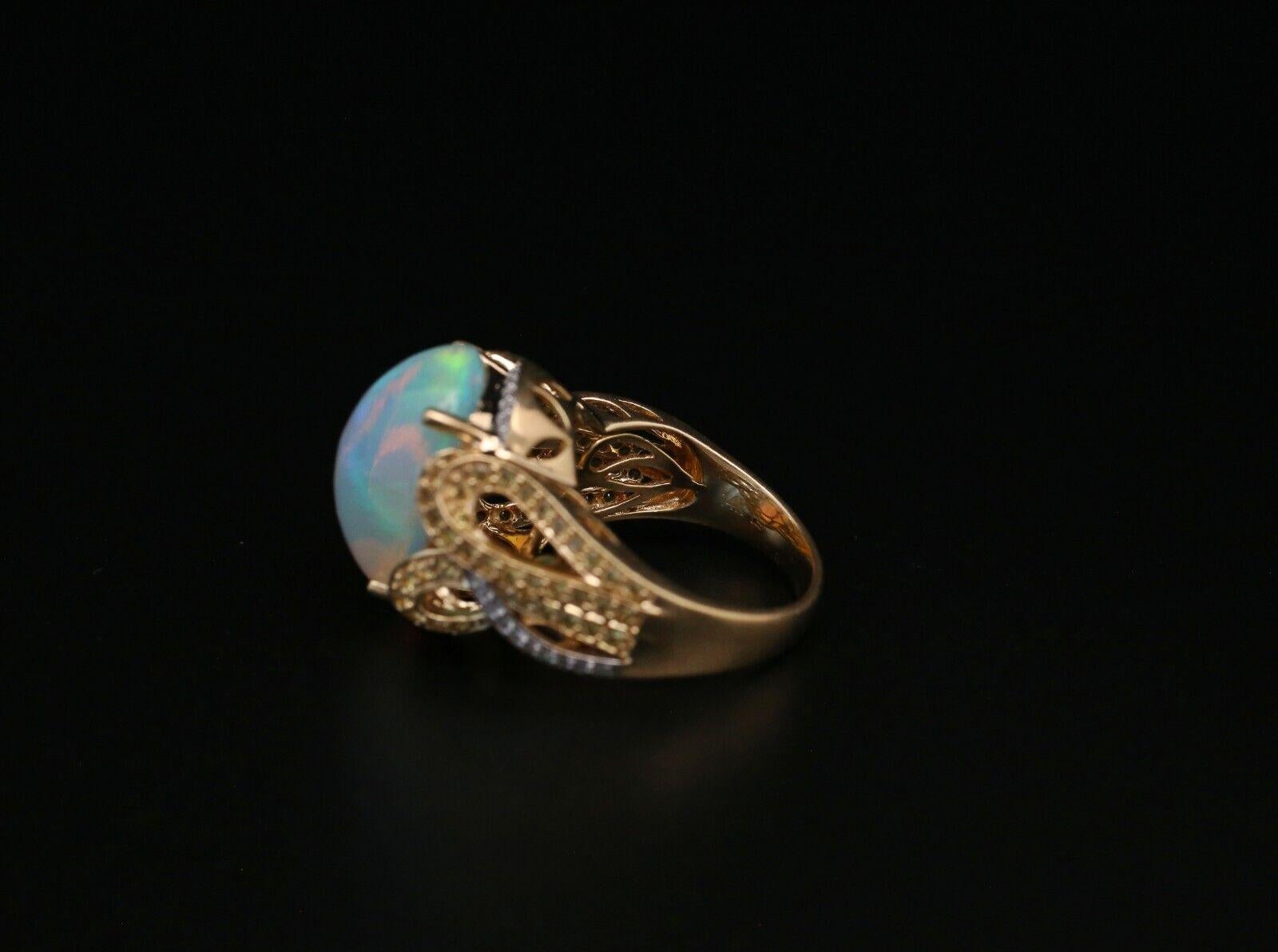 Bague en or jaune 14 carats avec opale cabochon et diamants, taille 8,25 - 11,0 g en vente 1