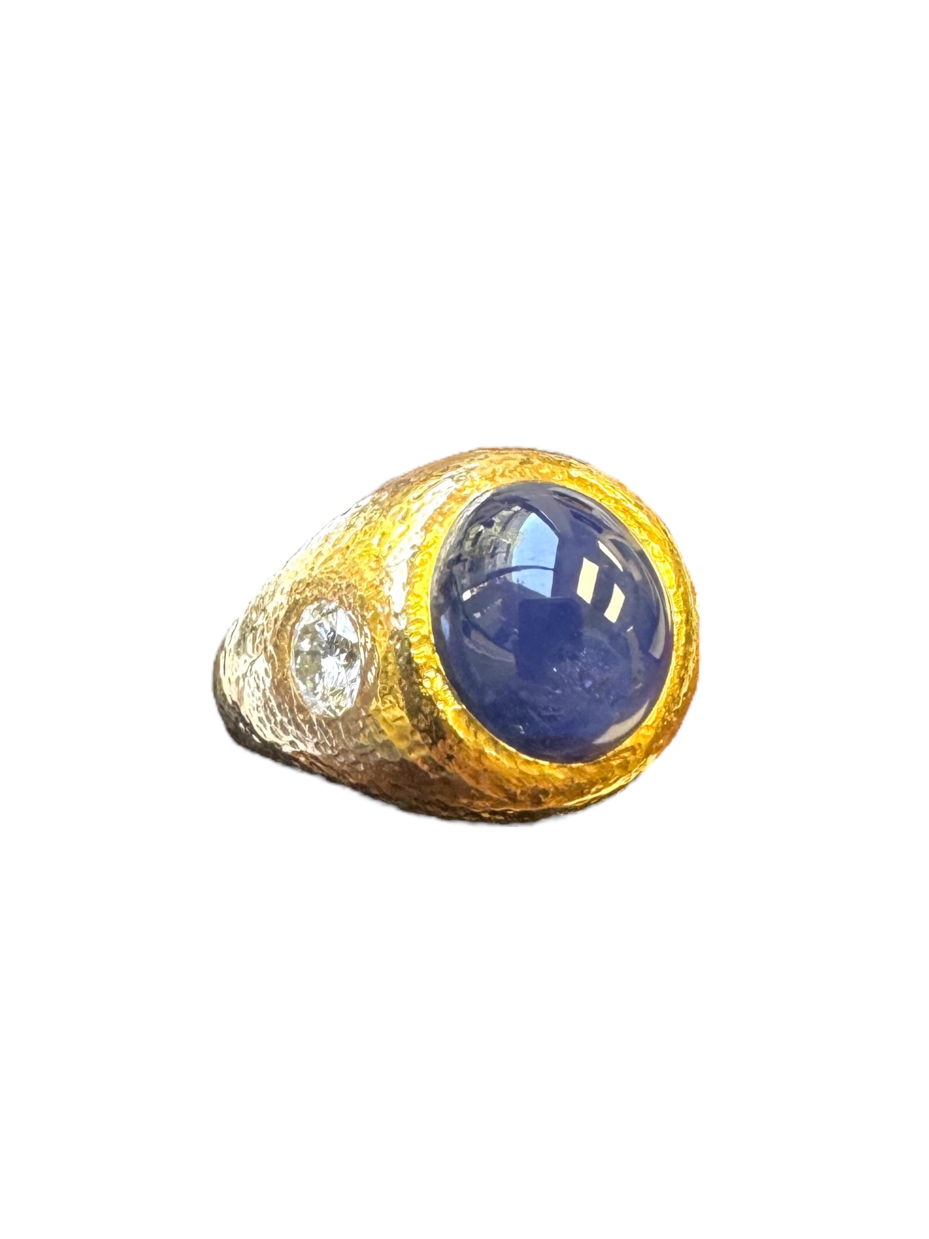 Anillo de oro amarillo de 14 quilates con zafiro cabujón y detalles de diamantes en venta 5