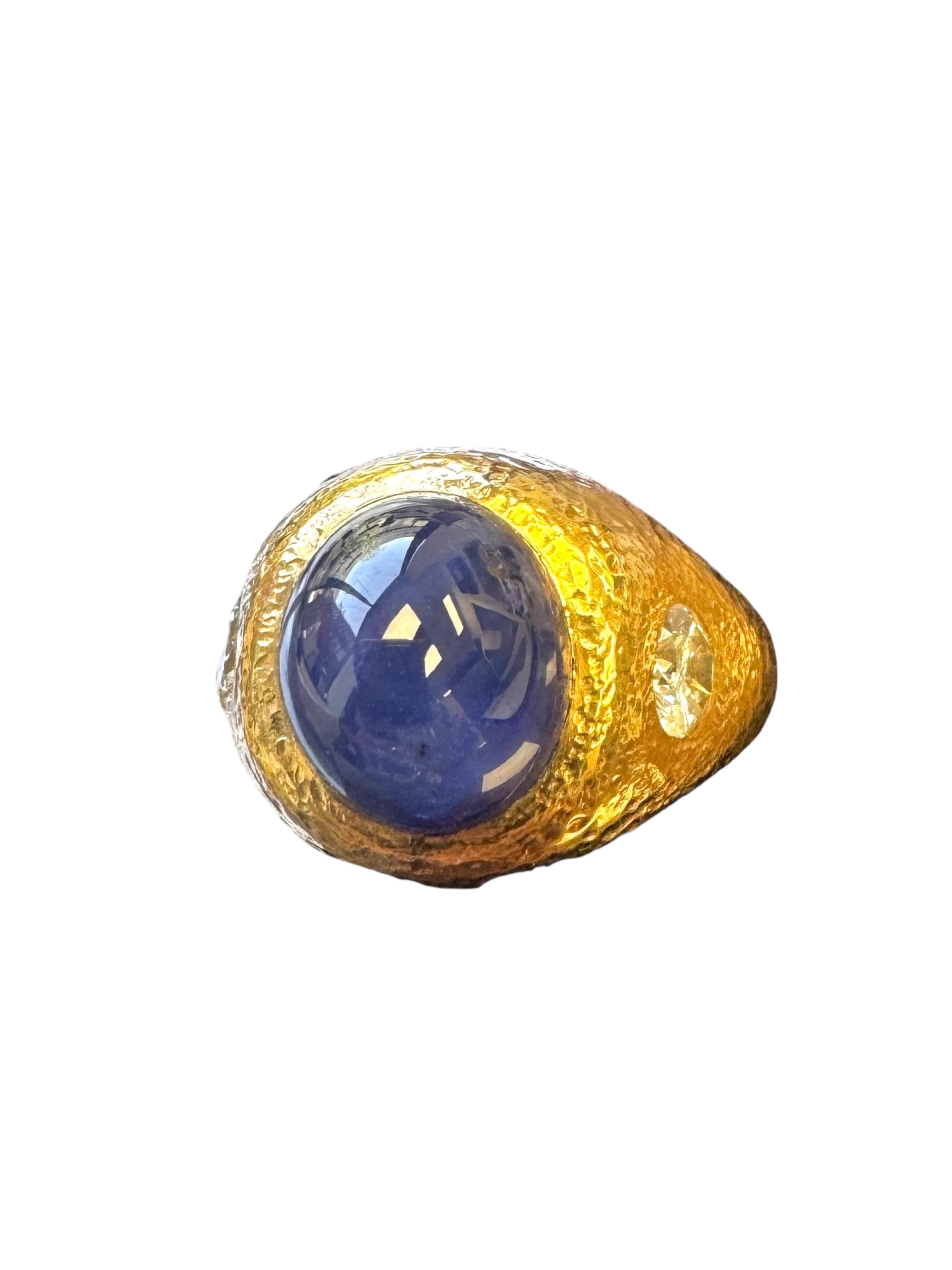 Anillo de oro amarillo de 14 quilates con zafiro cabujón y detalles de diamantes en venta 6