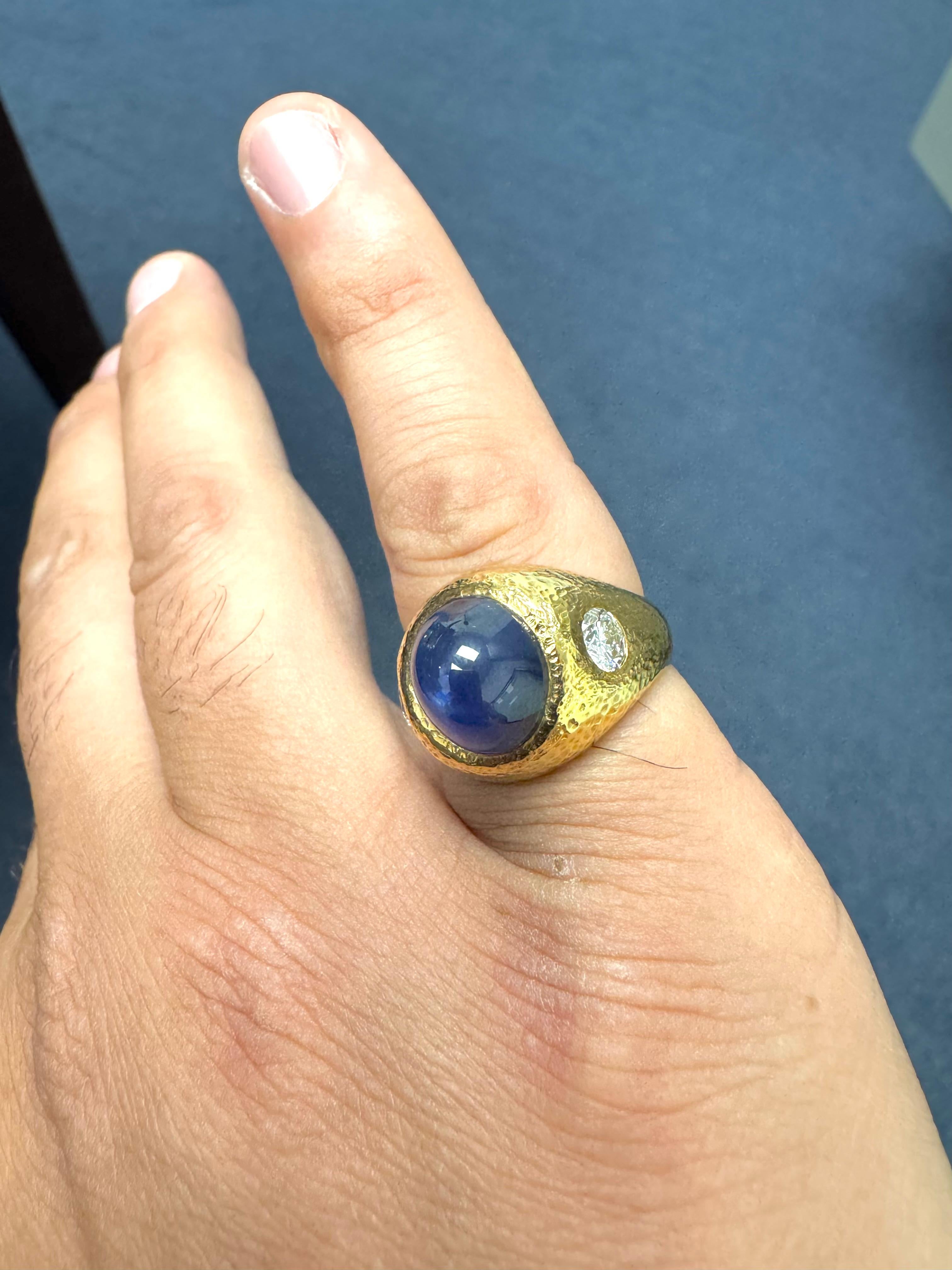 Anillo de oro amarillo de 14 quilates con zafiro cabujón y detalles de diamantes Cabujón en venta