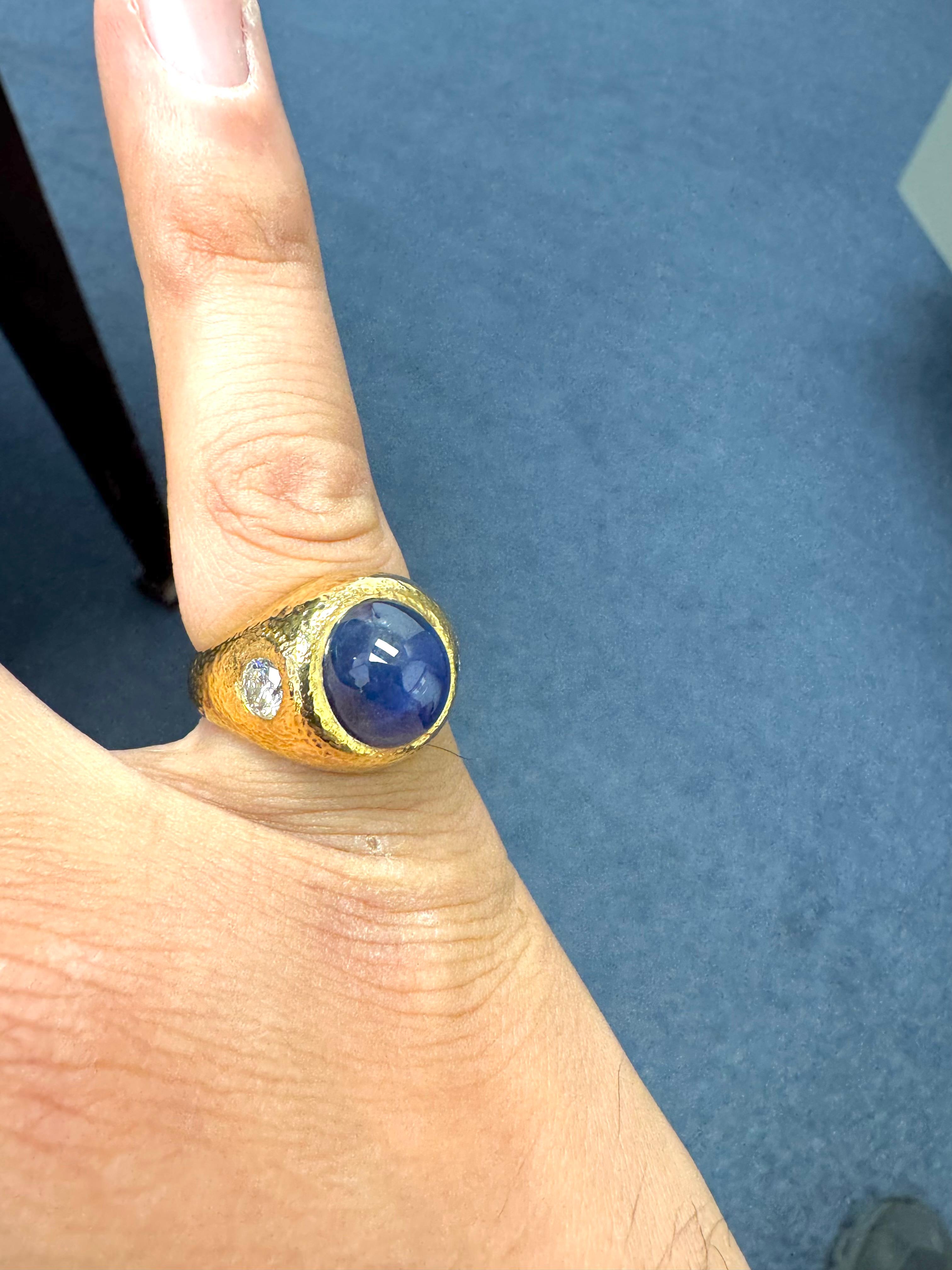 Anillo de oro amarillo de 14 quilates con zafiro cabujón y detalles de diamantes en Excelente estado para la venta en Great Neck Plaza, NY