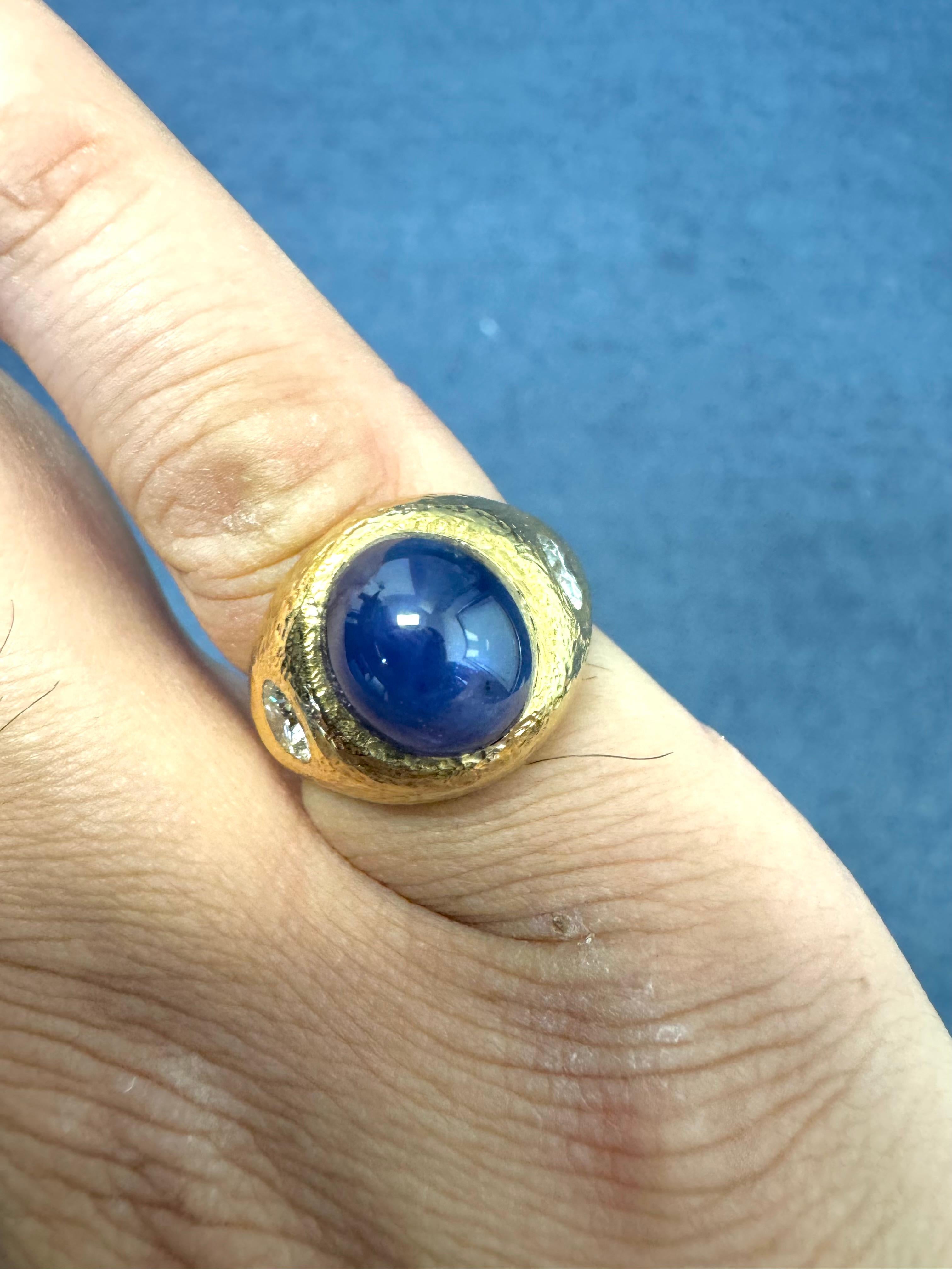Femenino o masculino Anillo de oro amarillo de 14 quilates con zafiro cabujón y detalles de diamantes en venta