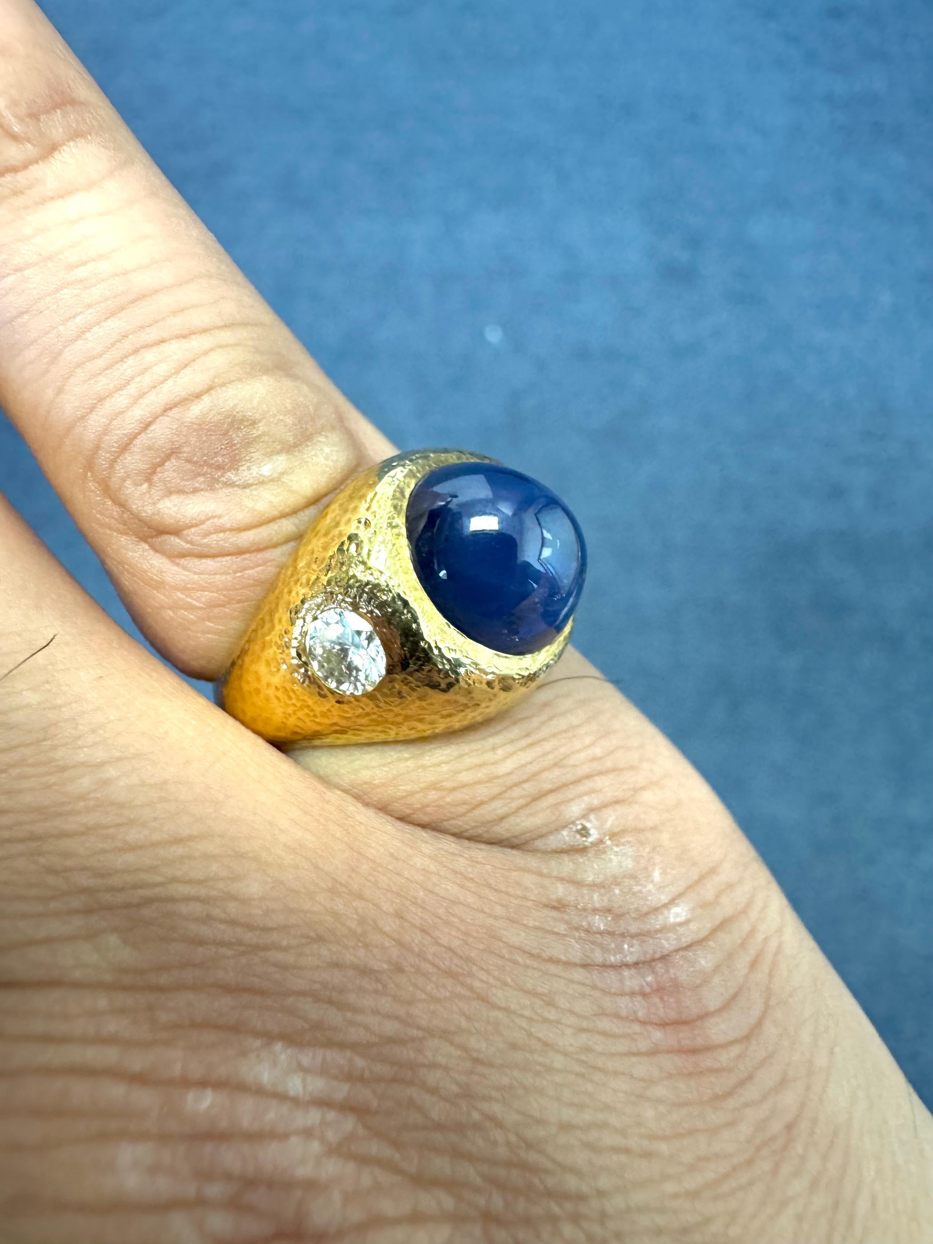 Anillo de oro amarillo de 14 quilates con zafiro cabujón y detalles de diamantes en venta 1