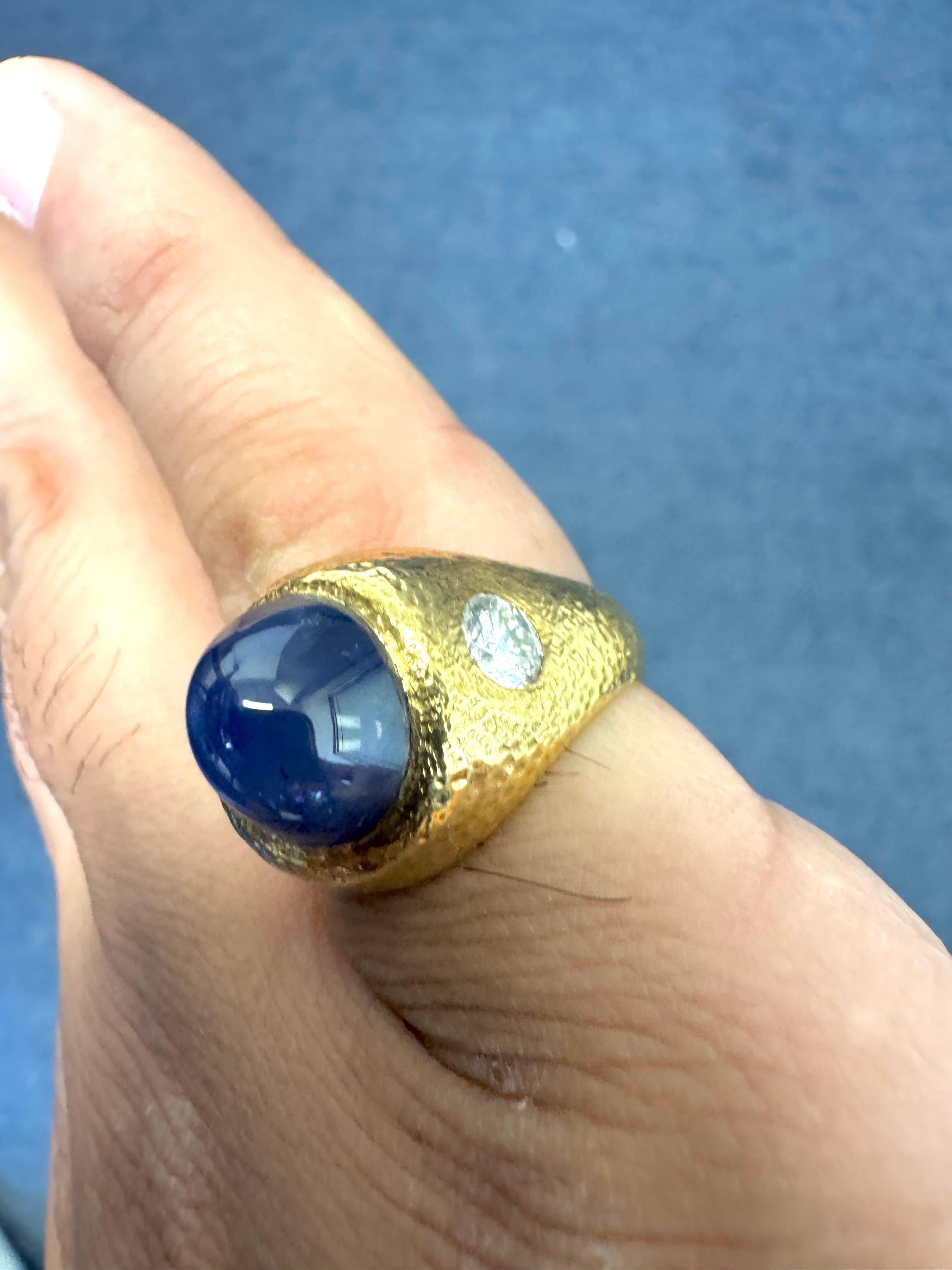 Anillo de oro amarillo de 14 quilates con zafiro cabujón y detalles de diamantes en venta 2